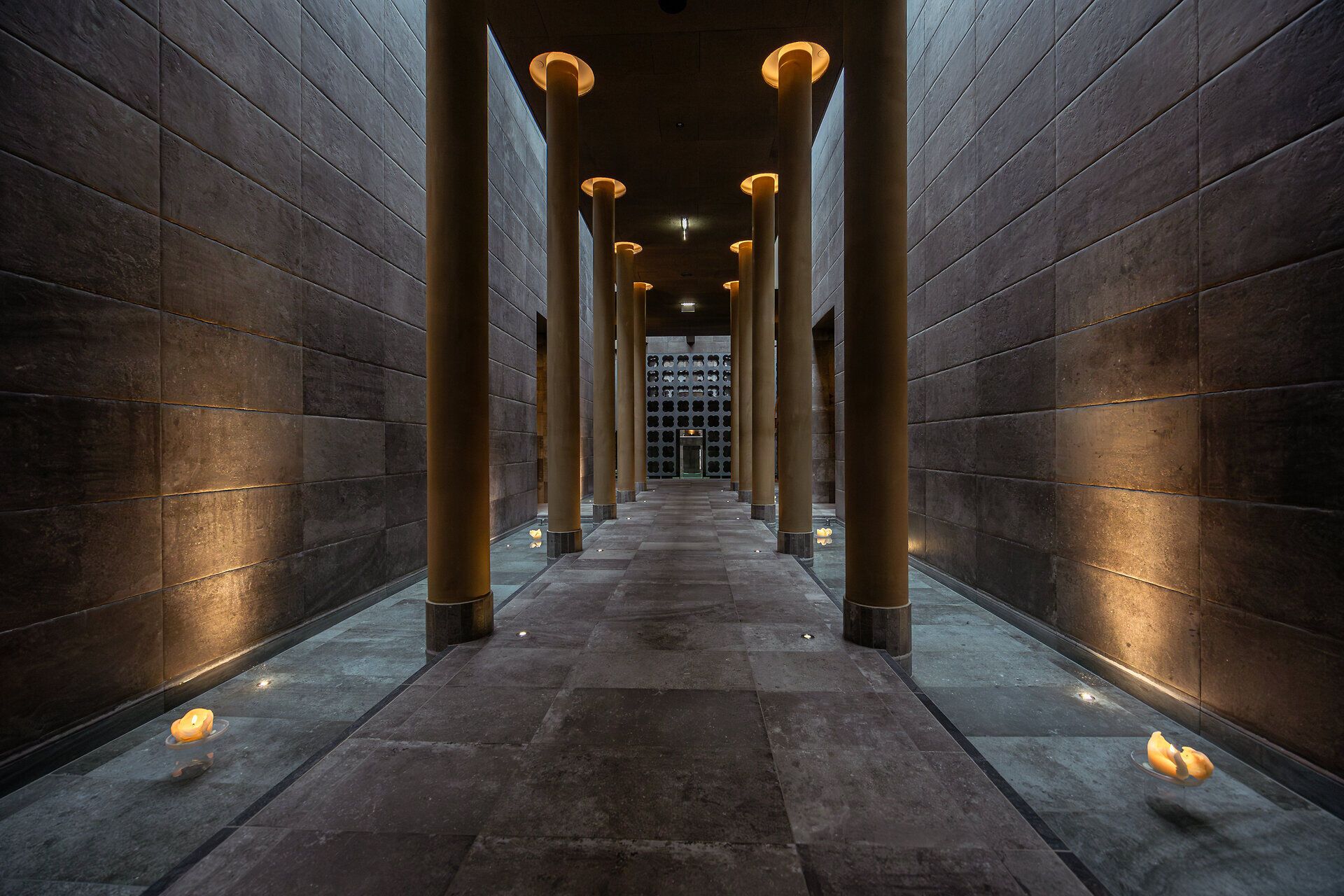 Moderne Villen auf Wasser mit reflektierenden Fassaden und Treppen, umgeben von Natur.