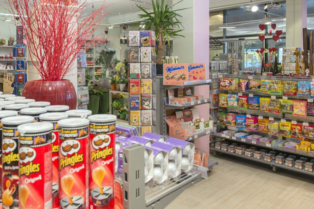 Der SHop mit vielen Süßigkeiten. Im Vordergrund stehen Stapelchips.