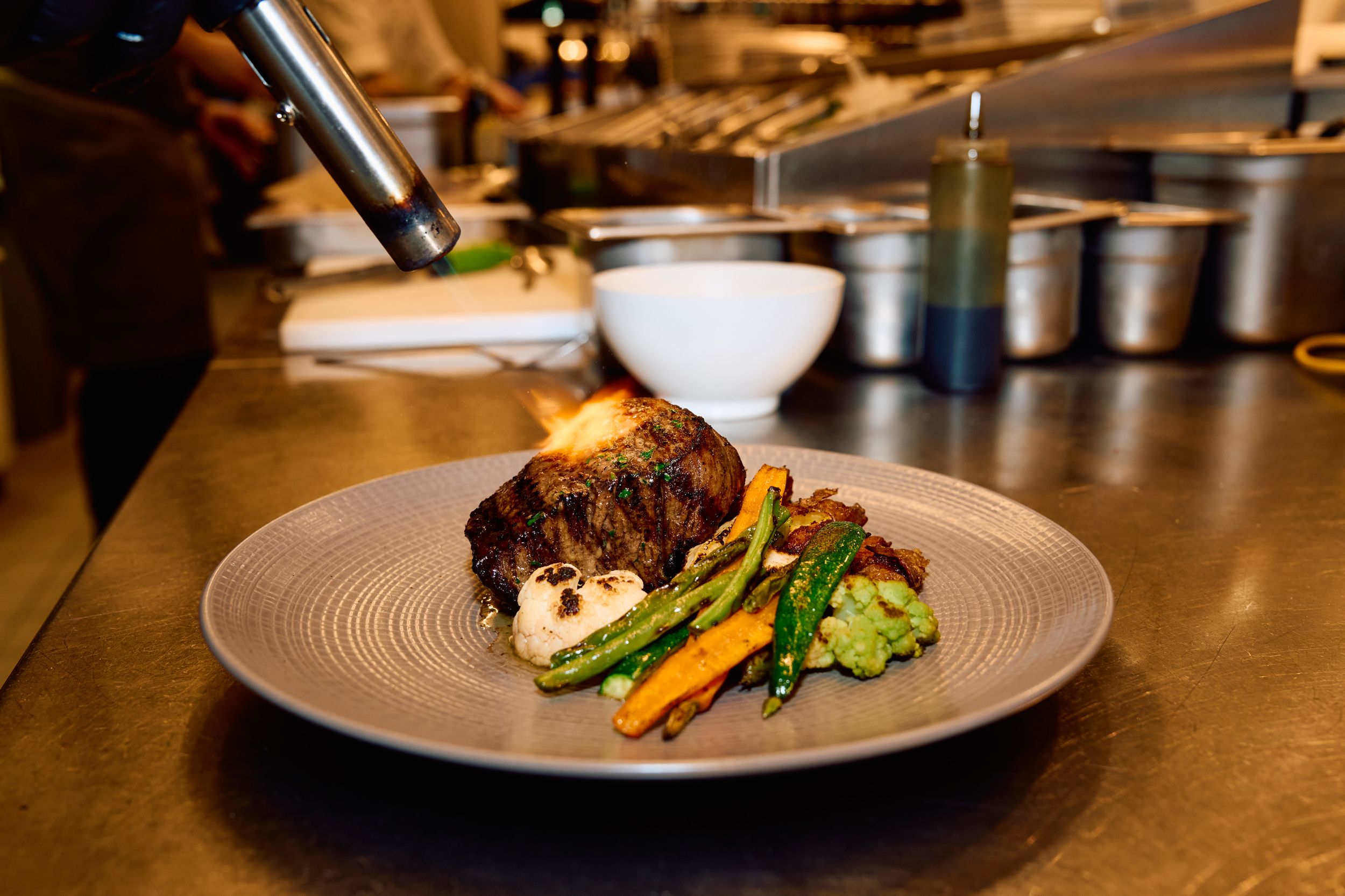 Wolfgang Puck Kitchen + Bar, Fleisch wird am Teller flambiert