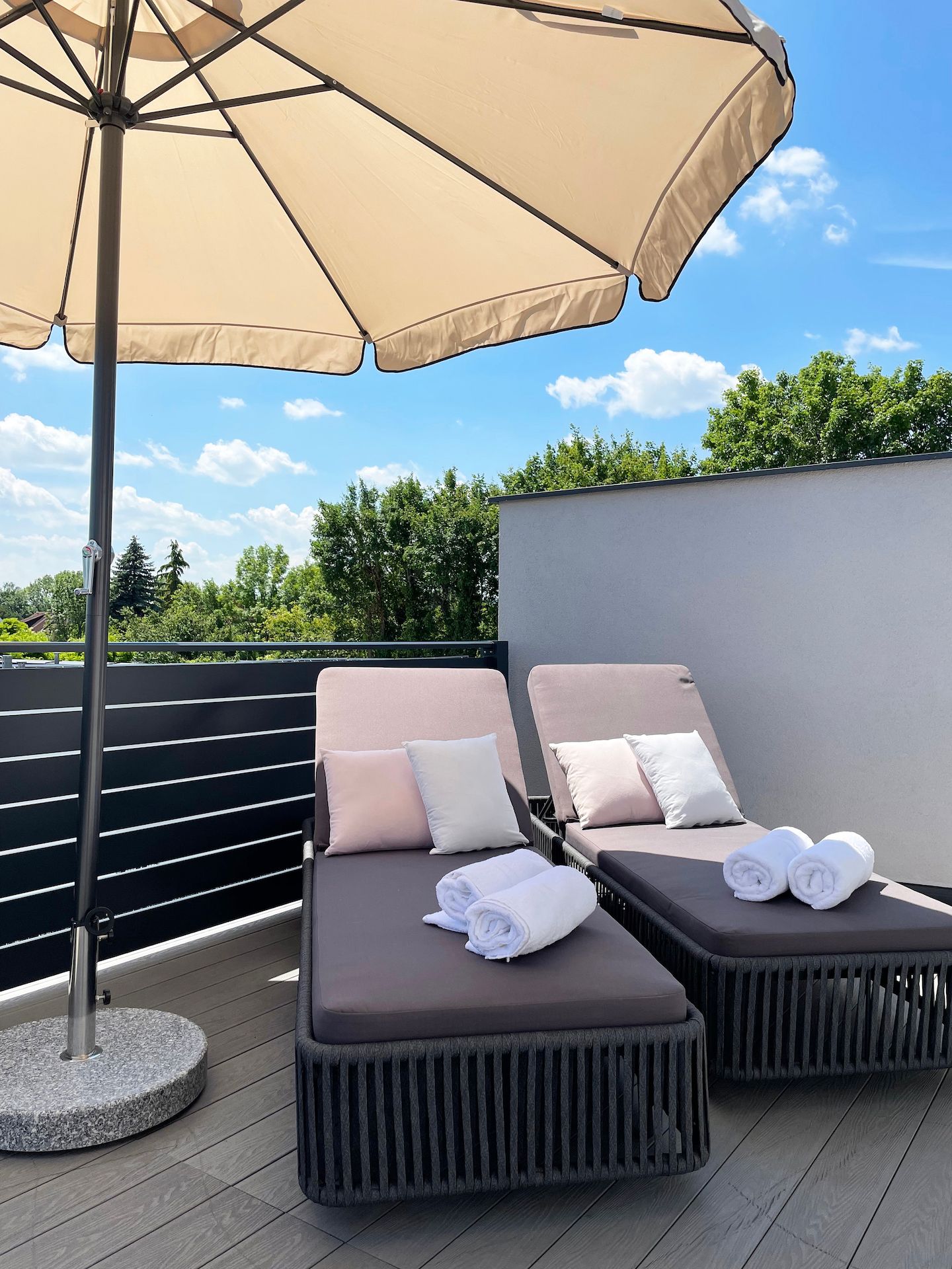 Balkon mit Sonnenliegen
