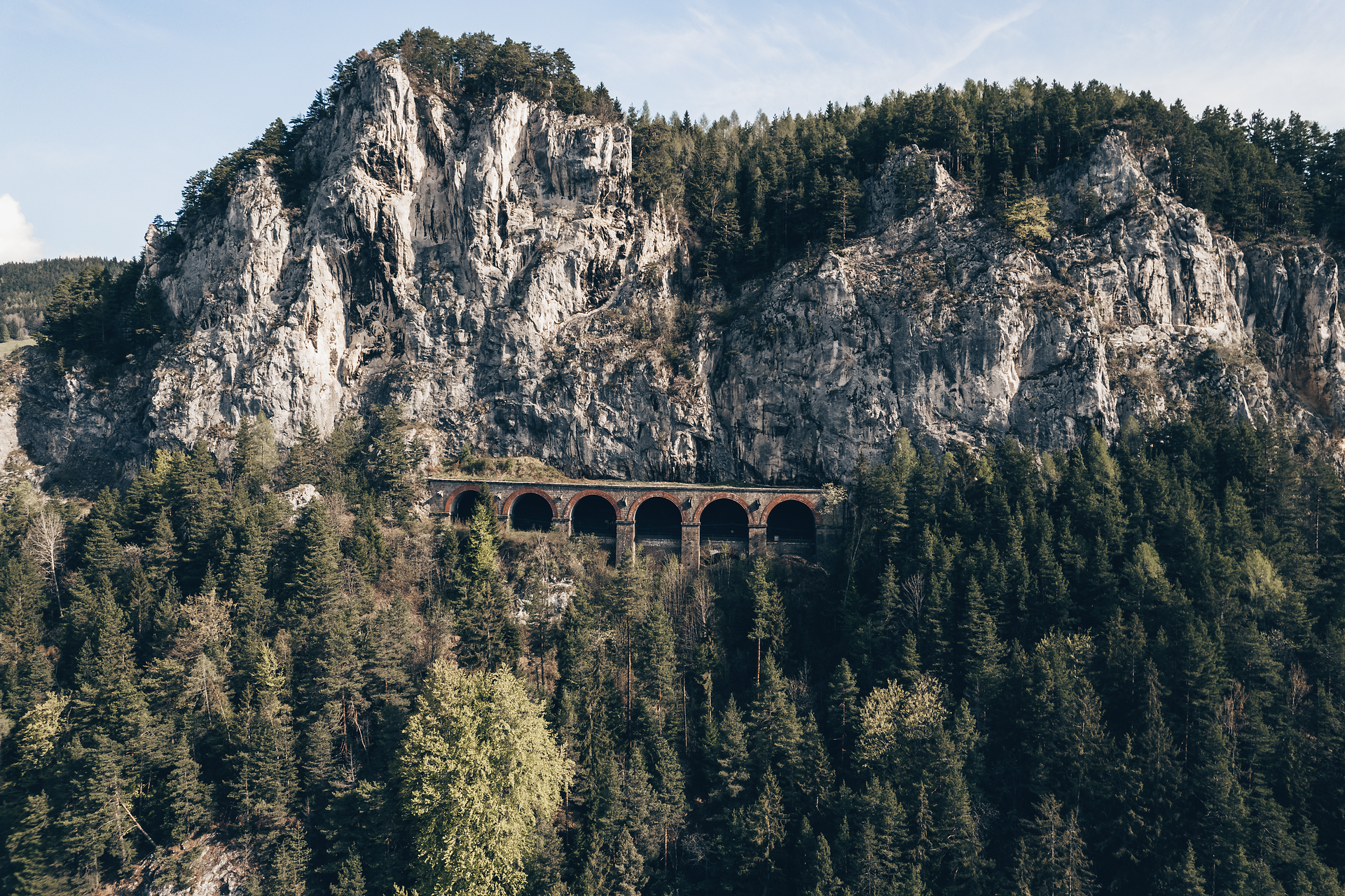 Umgeben von majestätischen Felsen und dichten Wäldern, entfaltet sich hier eine atemberaubende Naturlandschaft. Die harmonische Verbindung von Natur und Architektur lädt zu unvergesslichen Erlebnissen ein, während die frische Bergluft die Sinne belebt.