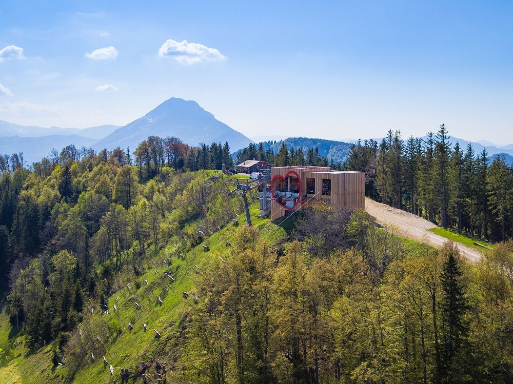 Luftaufnahme der Zipline Annaberg mit Berglandschaft im Hintergrund.