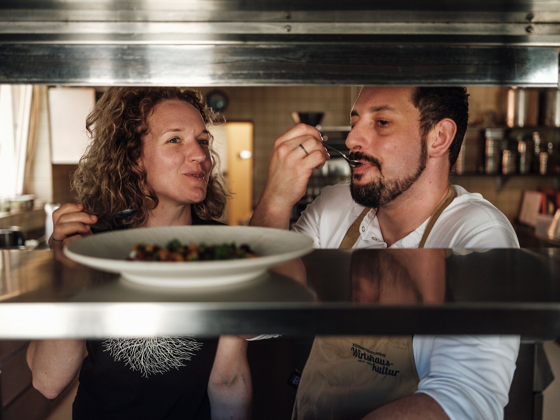 In einer einladenden Küche wird mit Freude und Leidenschaft gekocht. Die beiden Köche genießen den Moment, während sie ein köstliches Gericht zubereiten, das die Aromen der Region widerspiegelt. Hier wird Kulinarik zu einem Erlebnis, das die Sinne verzaubert.