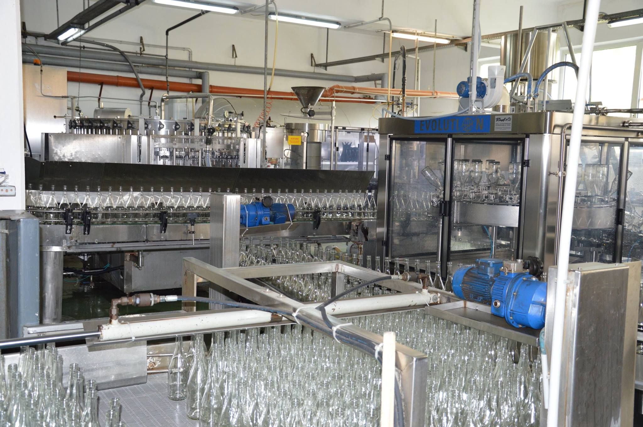 Flaschenabfüllanlage in einer Fabrikhalle.