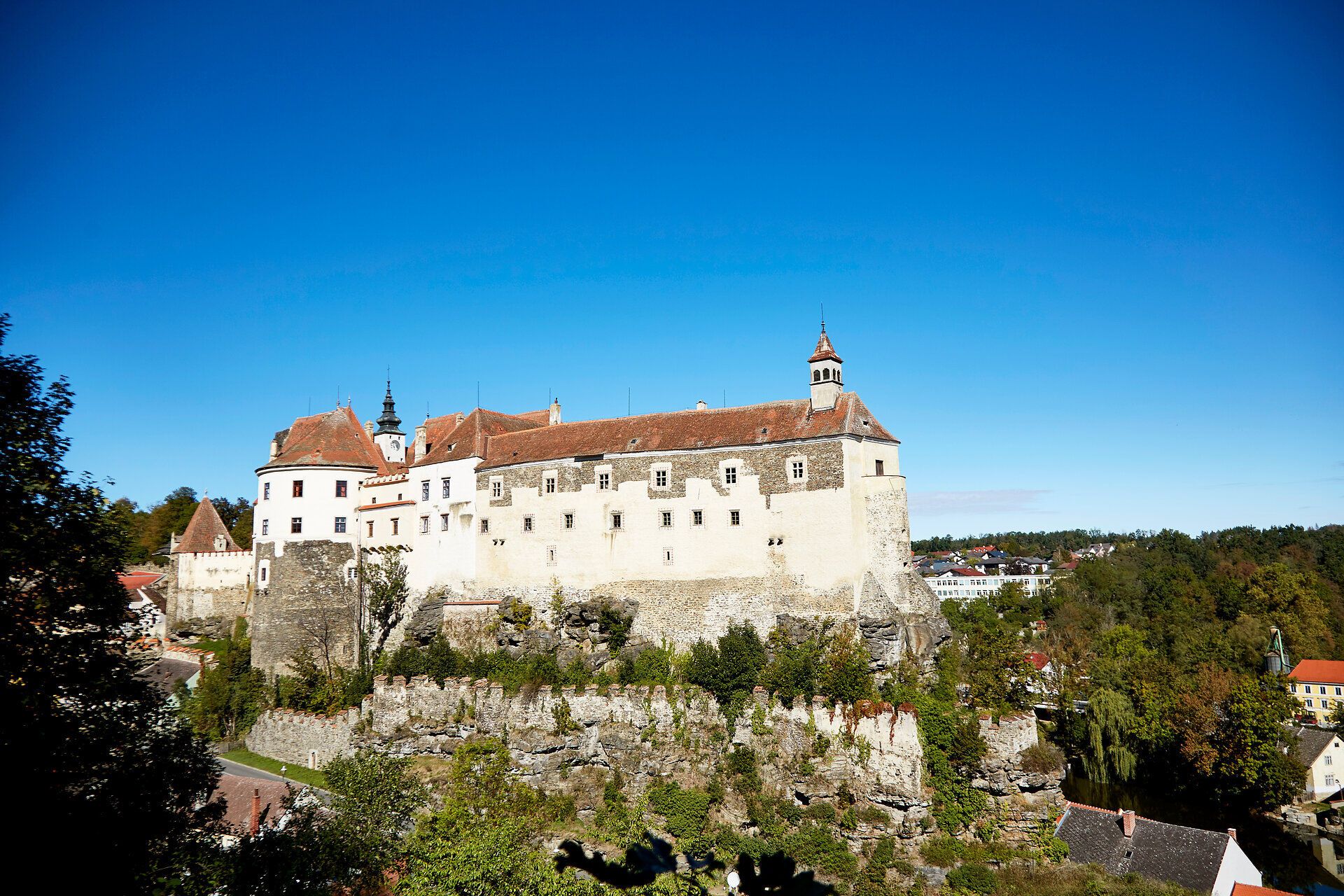 Die majestätische Burg Raabs thront stolz auf einem Felsen und bietet einen atemberaubenden Blick auf die umliegende Landschaft. Umgeben von üppigem Grün und blühenden Bäumen, strahlt sie eine Atmosphäre von Geschichte und Abenteuer aus, die jeden Besucher in ihren Bann zieht.
