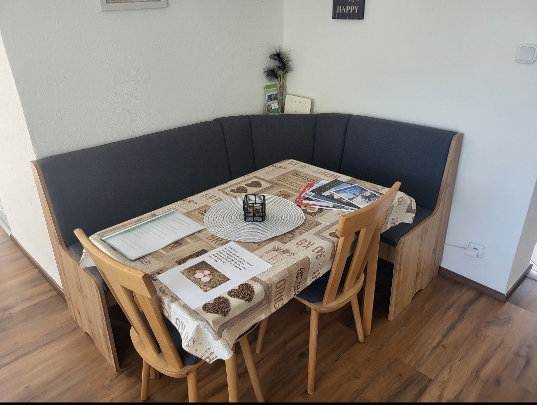 Essbereich mit Eckbank und Tisch in einer Ferienwohnung.