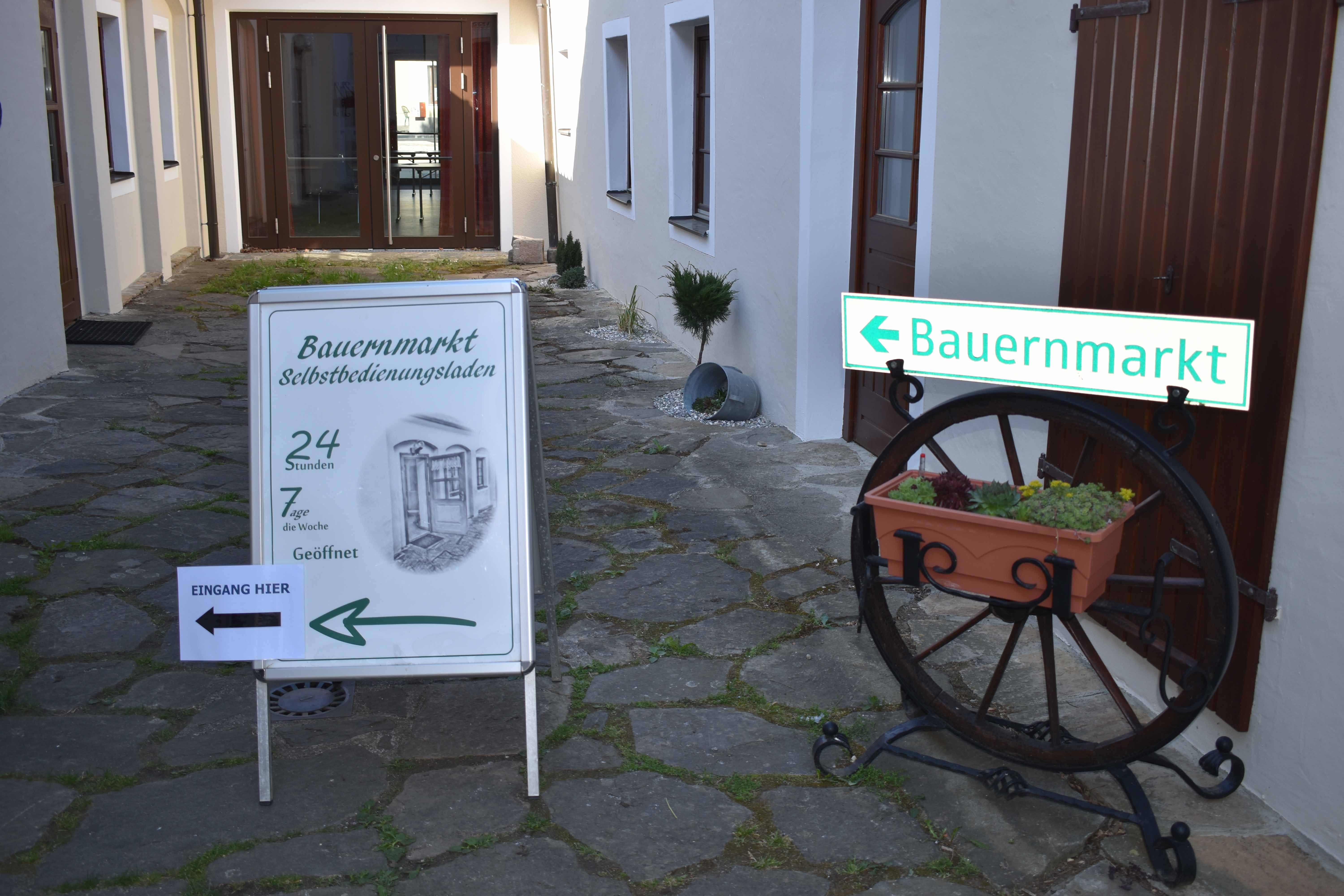 Eingang zum Hofladen in Maria Laach