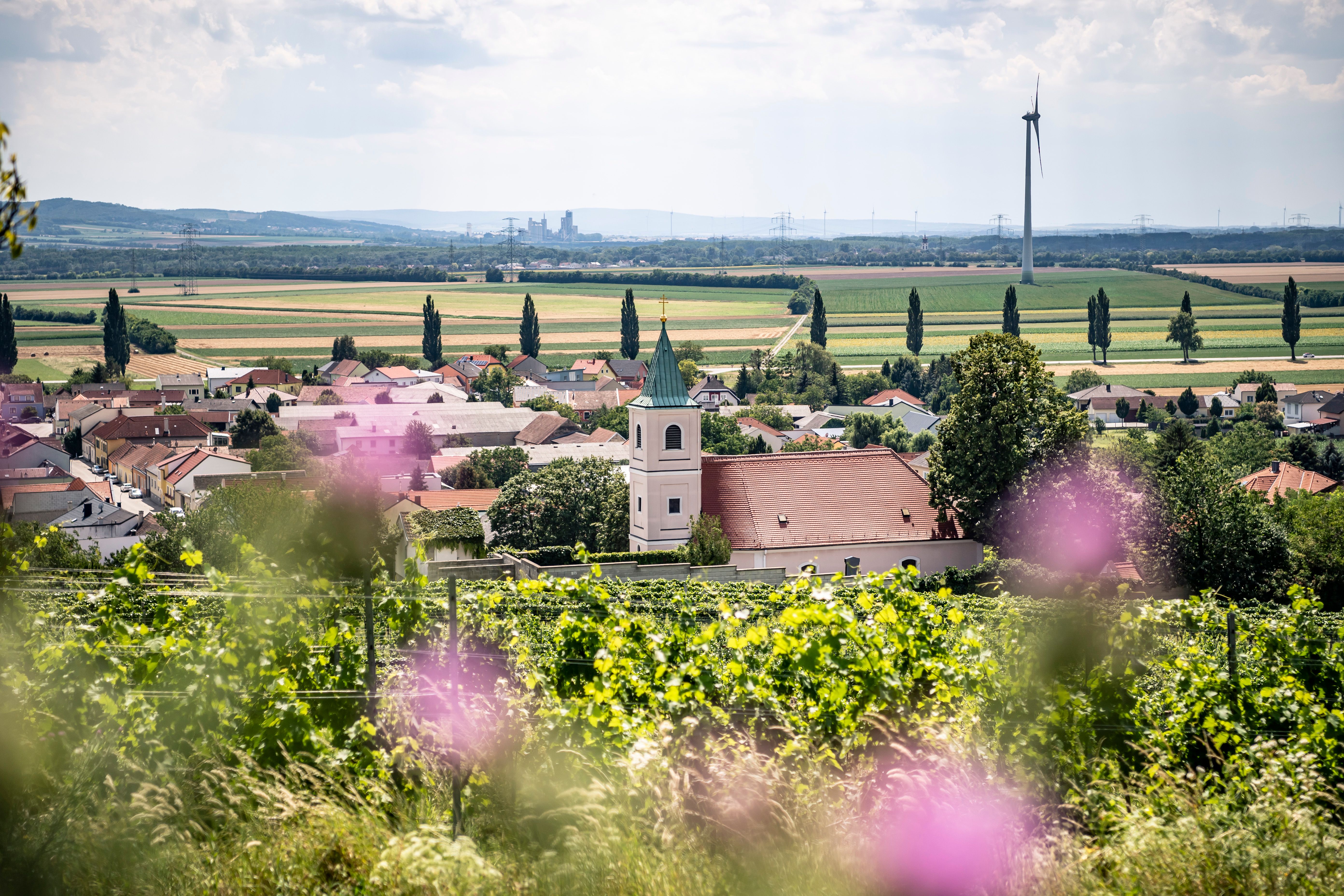 Blick auf Stixneusiedl, Kirche und Häuser