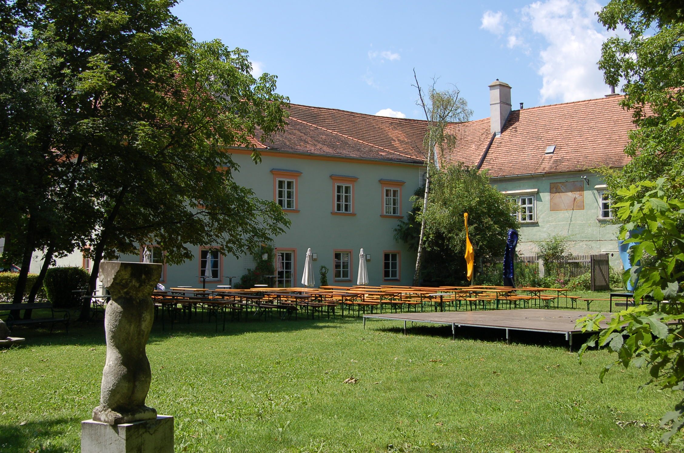 Schloss Bad Fischau mit Garten und Biertischen.