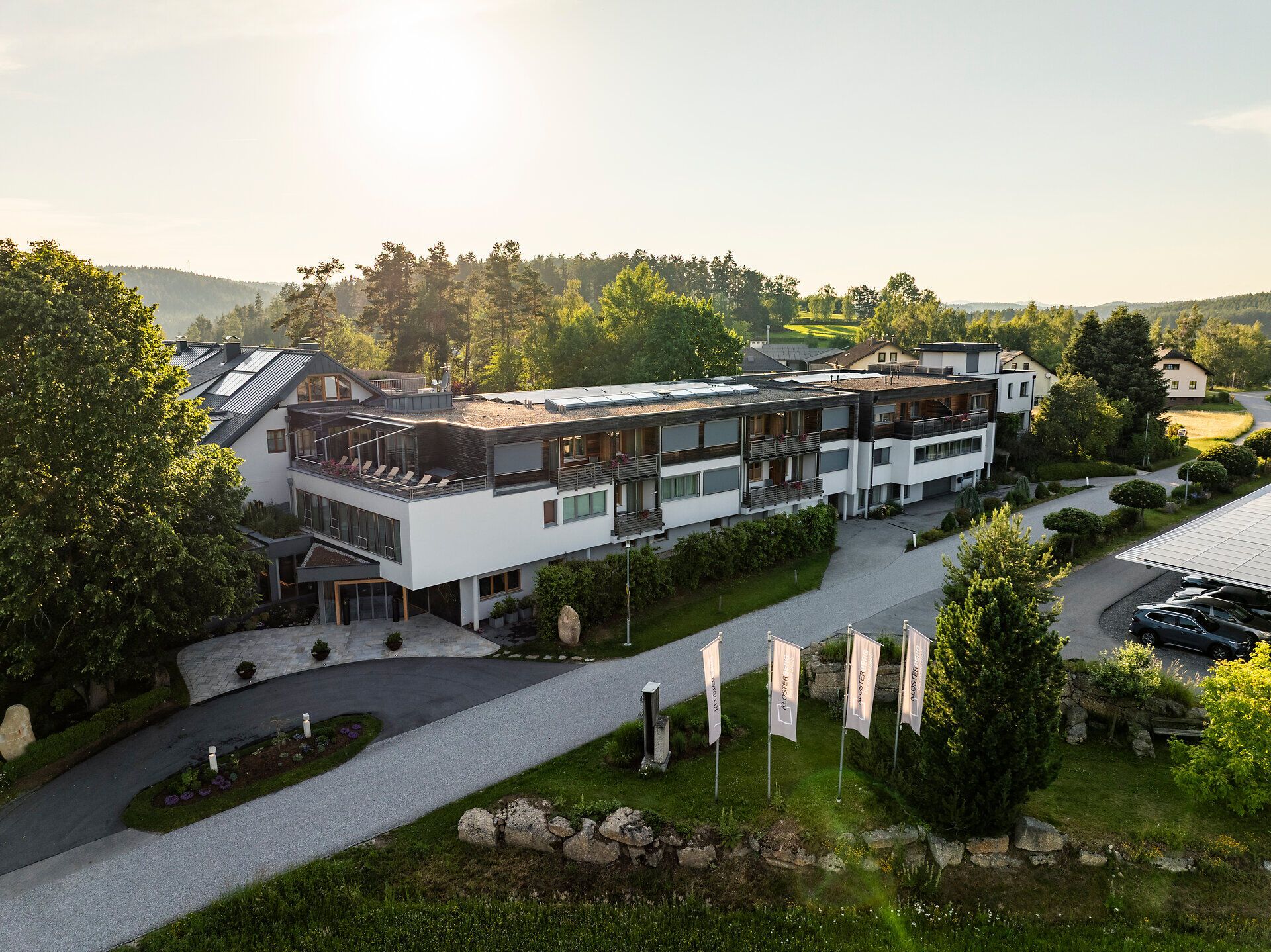 Außenansicht des Gesundheitshotels Klosterberg im Waldviertel, umgeben von viel Grün und Wald.