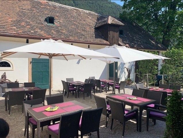 Gastgarten mit Sonnenschirmen