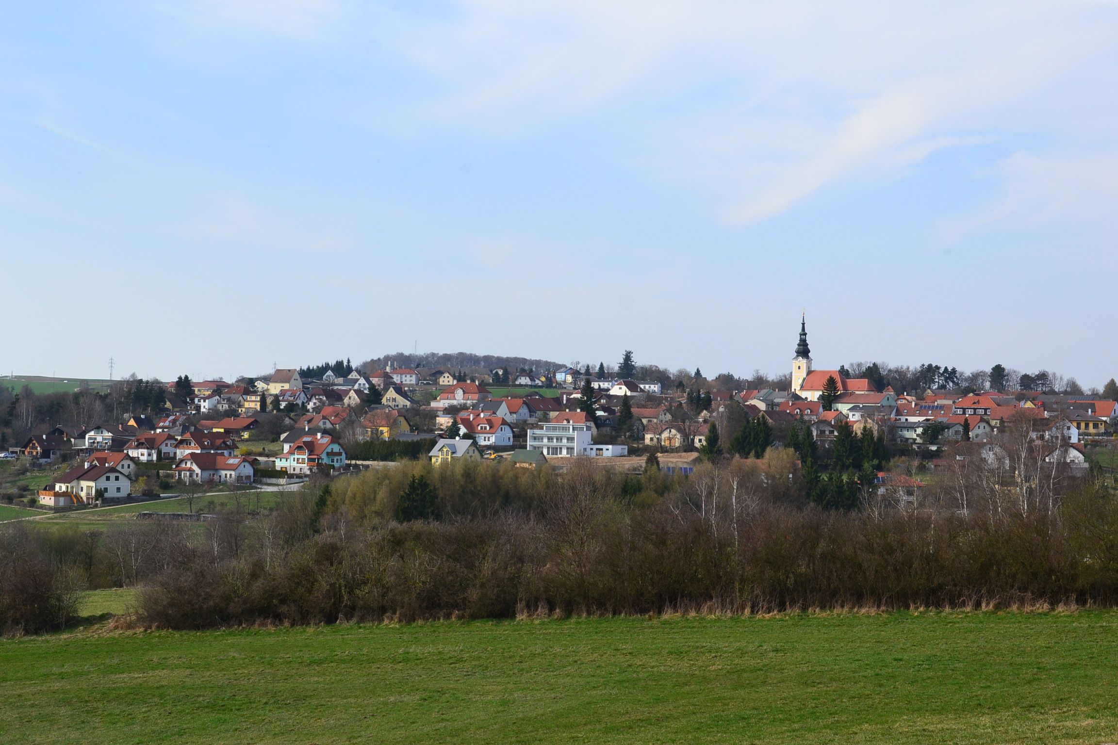Panorama der Stadtgemeinde Gföhl mit Kirche und Häusern auf einem Hügel.