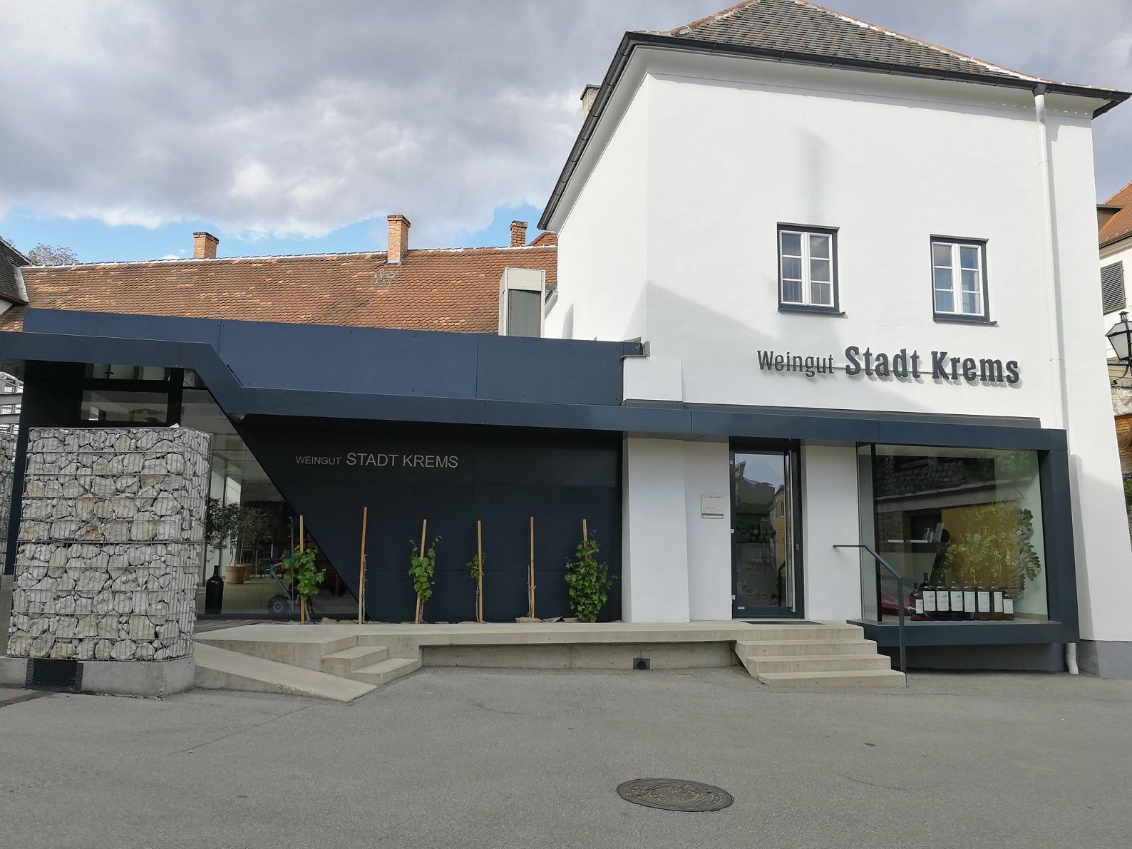 Außenansicht des Weinguts Stadt Krems mit modernem und traditionellem Gebäudeteil.