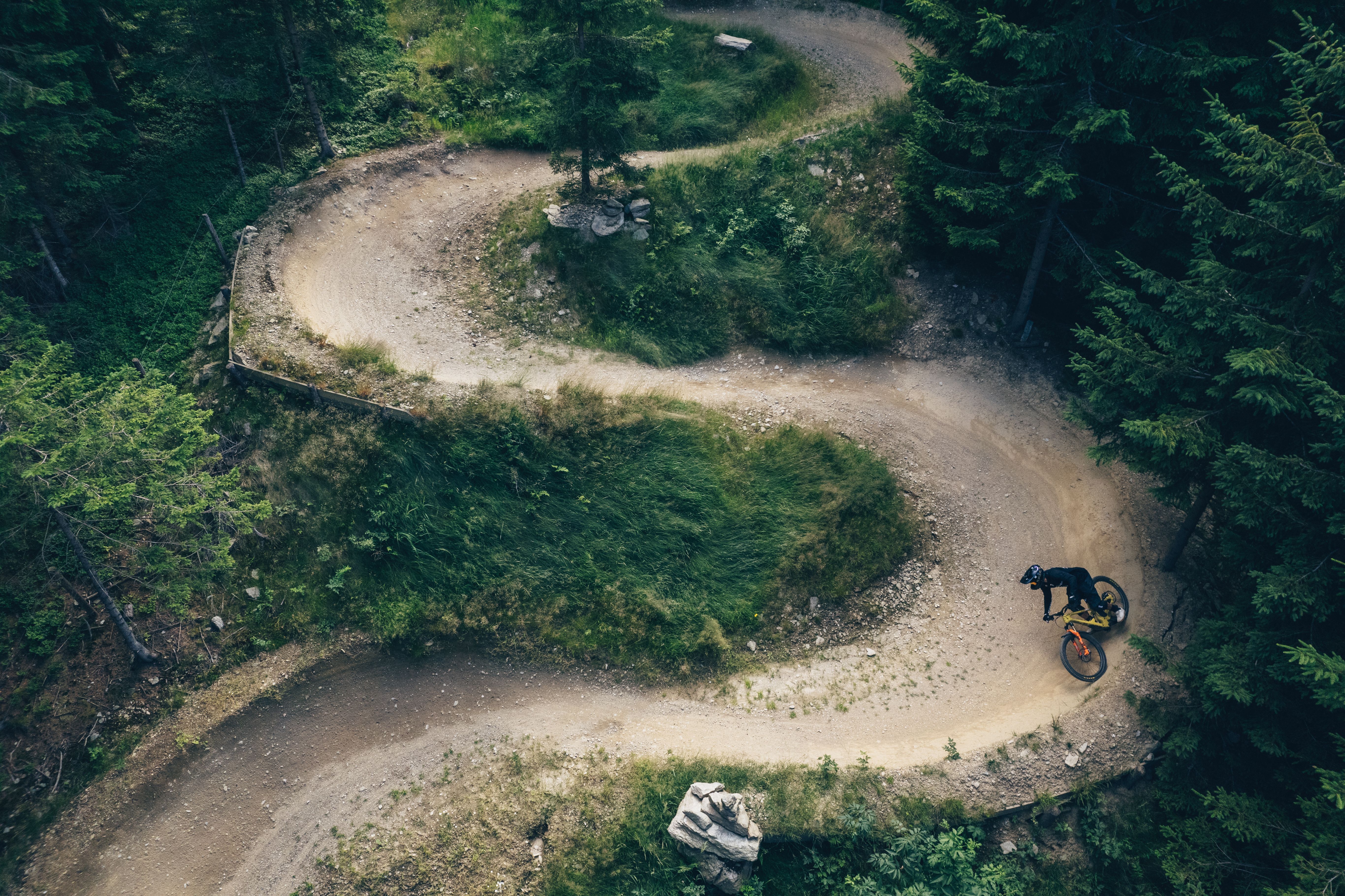 Die kurvenreiche Strecke schlängelt sich durch dichte Wälder, während Mountainbiker mit Begeisterung die Herausforderung annehmen. Die frische Bergluft und das Rascheln der Blätter schaffen eine unvergessliche Atmosphäre für Abenteuerlustige.