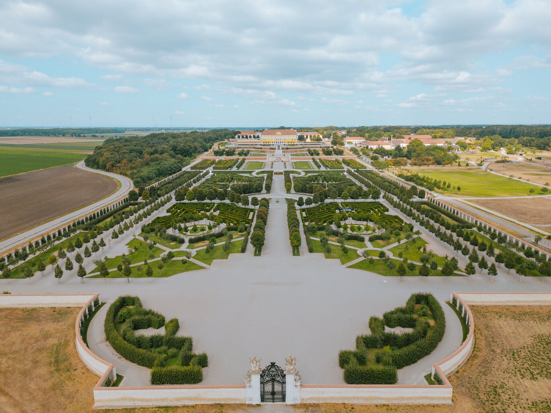 Die weitläufigen Terrassen von Schloss Hof laden zu einem entspannenden Spaziergang ein, umgeben von kunstvoll gestalteten Gärten und einer atemberaubenden Landschaft. Hier verschmelzen Natur und Geschichte zu einem harmonischen Erlebnis, das die Sinne verzaubert.