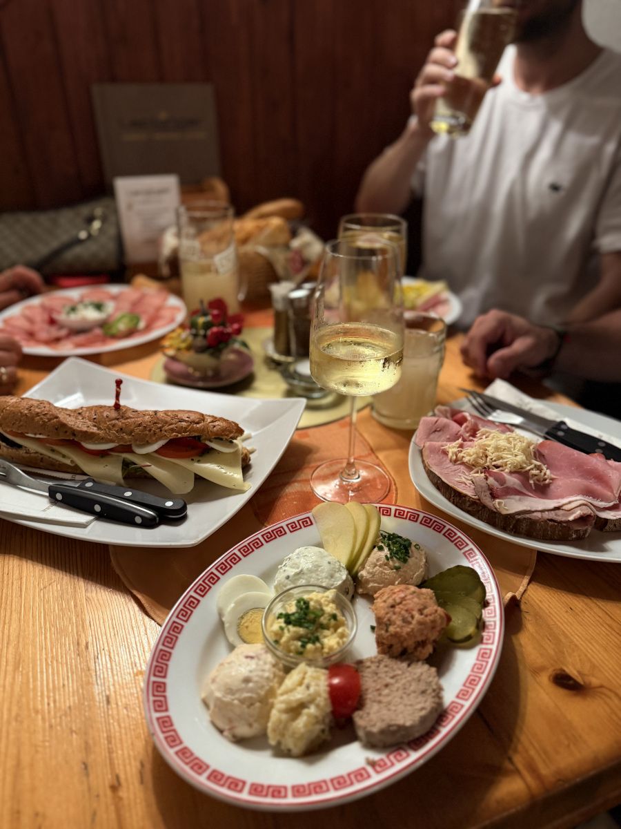 Reich gedeckter Heurigentisch.