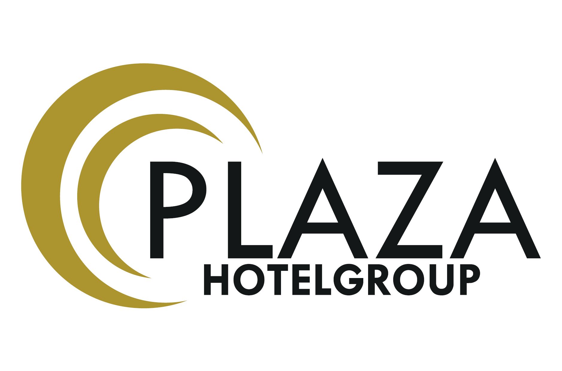Logo der Plaza Hotelgroup mit goldenen Halbkreisen und schwarzem Text.