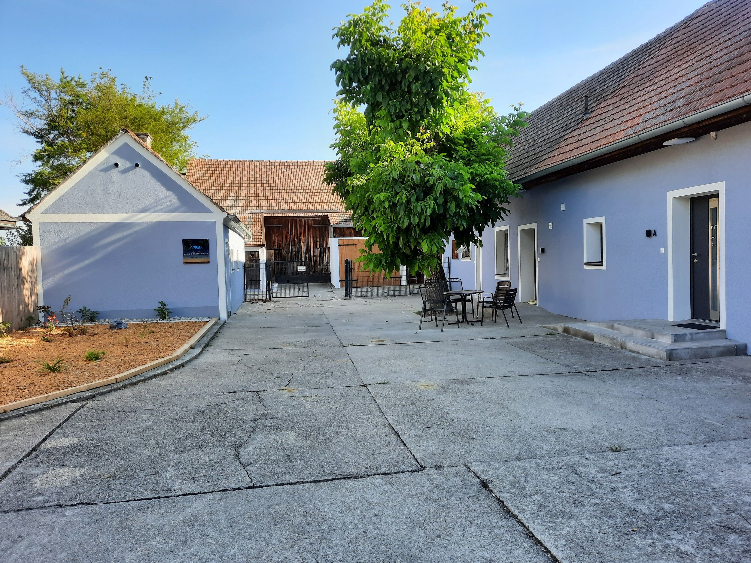 Blaues Bauernhaus mit Innenhof 