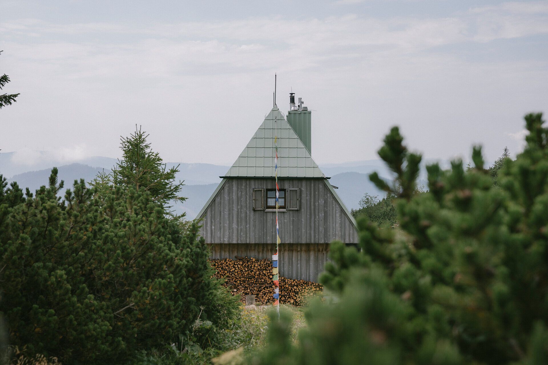 Neue Seehütte auf der Rax zwischen Latschen und Bergvegetation