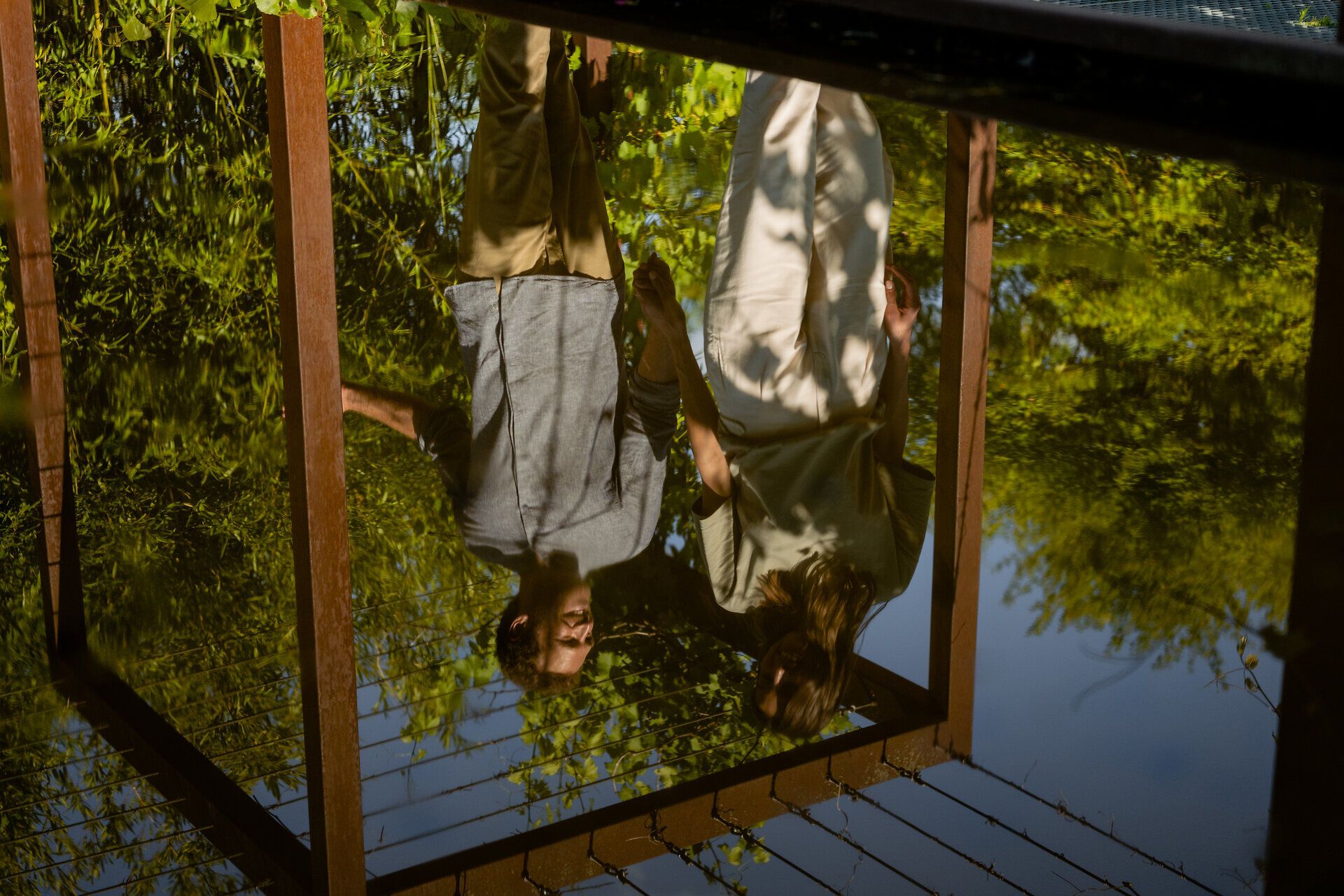 In der warmen Nachmittagssonne spiegeln sich die sanften Konturen der Natur im ruhigen Wasser. Zwei Wanderer genießen den Moment der Stille und die Schönheit der Umgebung, während das Licht durch das Blätterdach tanzt. Diese friedliche Szenerie lädt dazu ein, die Seele baumeln zu lassen und die frische Luft zu atmen.