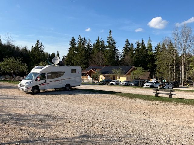 Wohnmobil auf einem Parkplatz vor einem Gebäude im Naturpark Hohe Wand.