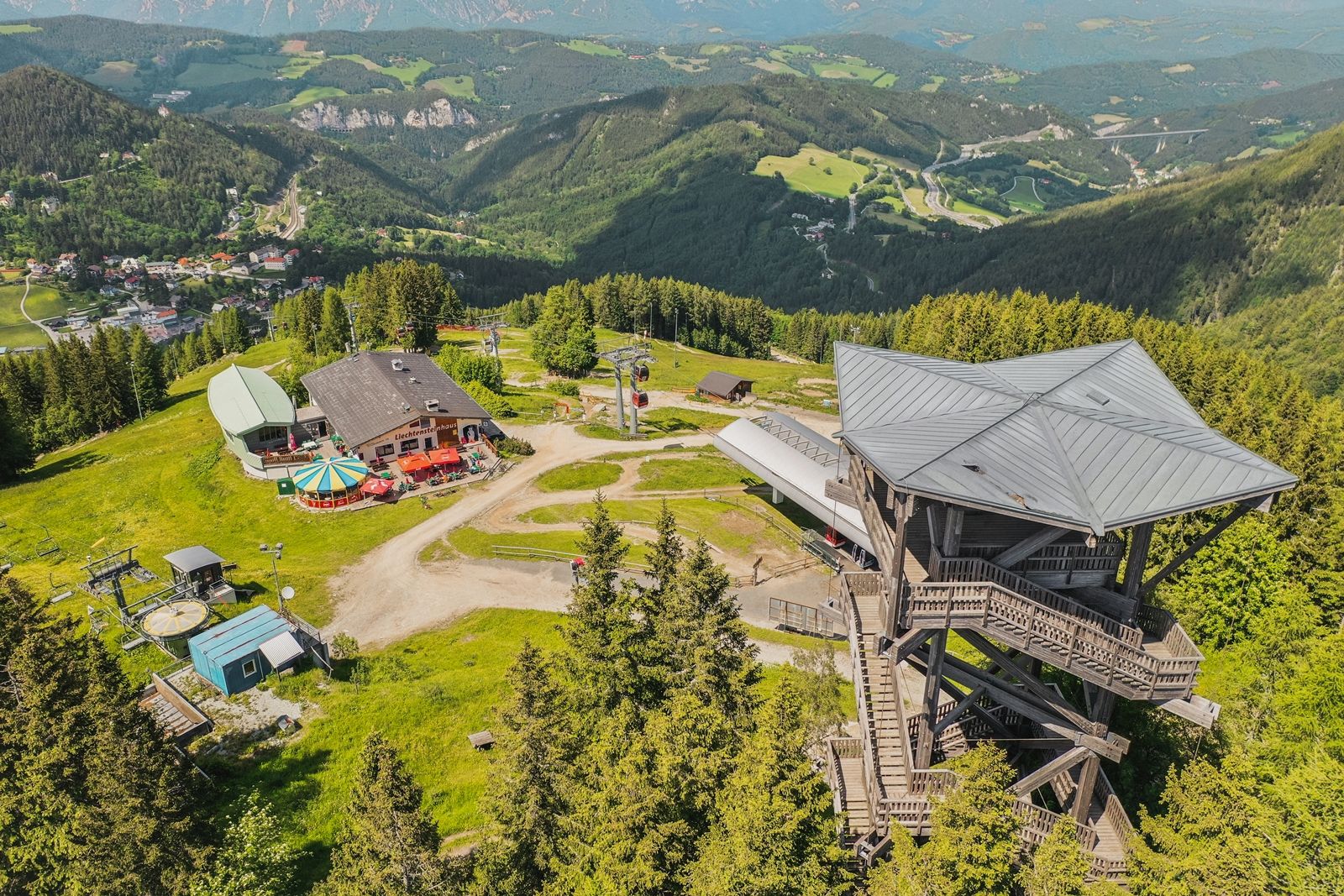 Luftaufnahme der Milleniumsaussichtswarte mit umliegender Landschaft.