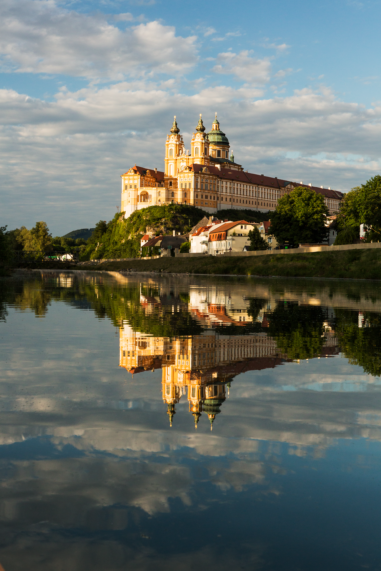 Das majestätische Stift Melk thront erhaben über der Donau und spiegelt sich in ihrem ruhigen Wasser. Umgeben von üppigem Grün und sanften Hügeln, lädt dieser Ort dazu ein, die Schönheit der Natur und die beeindruckende Architektur zu genießen.