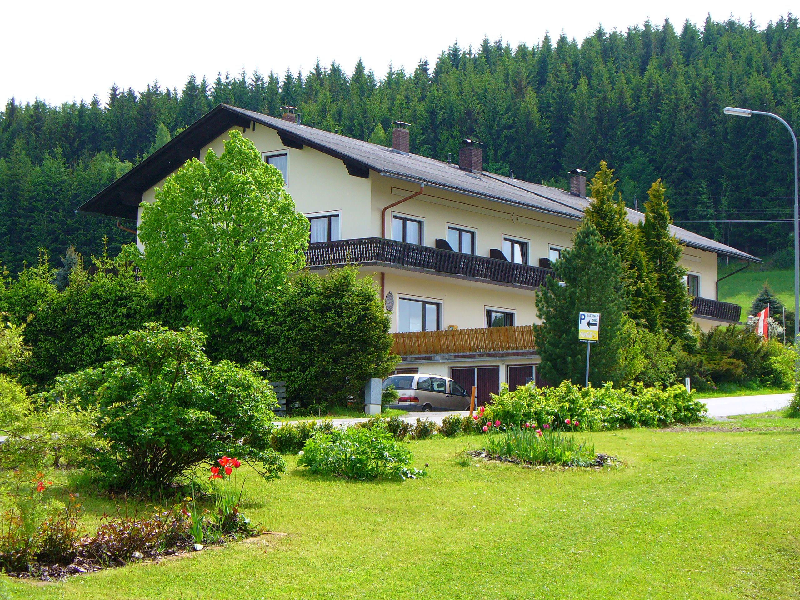 Gasthof-Pension Seidl vor einem Wald.