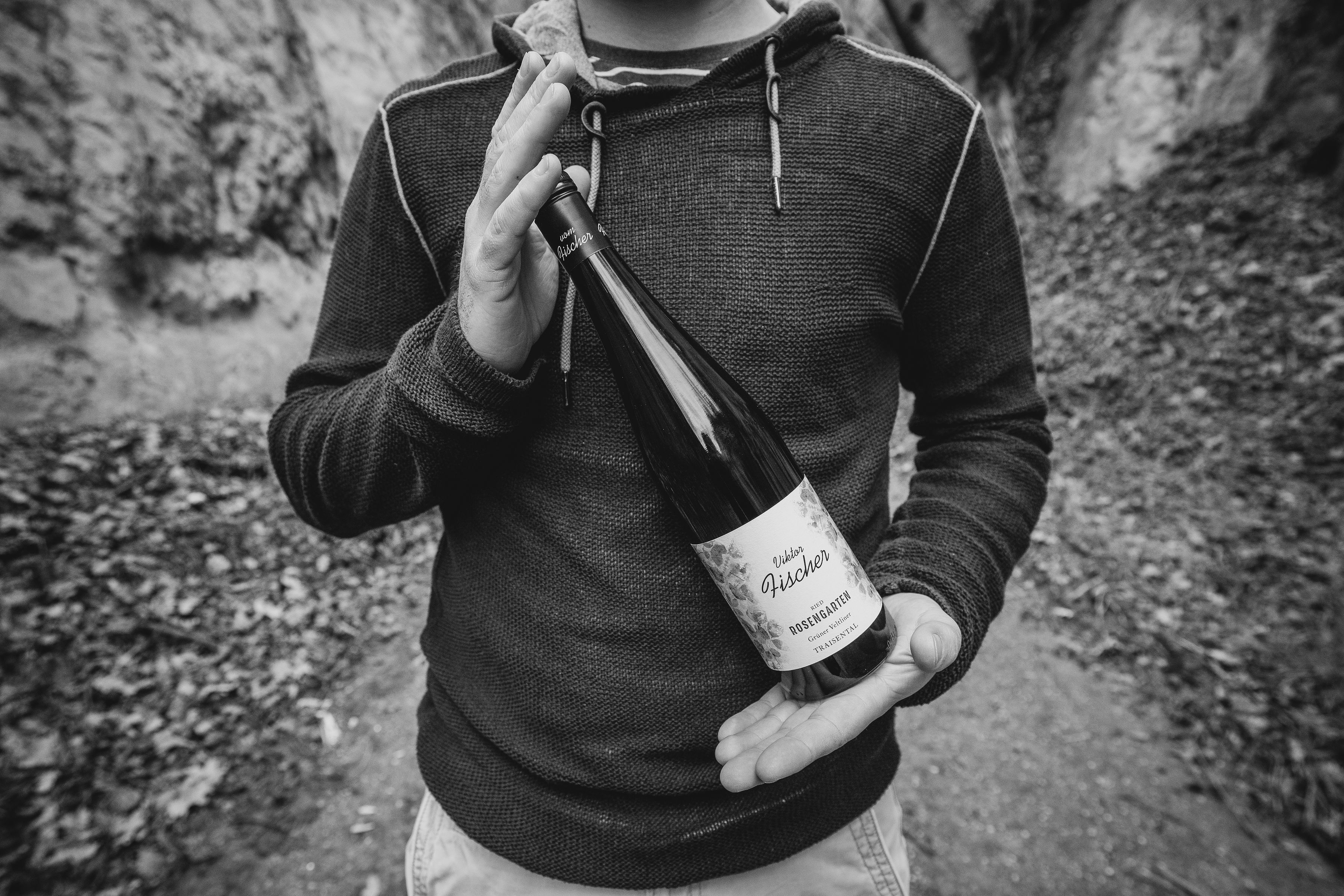 Winzer präsentiert Weinflasche 