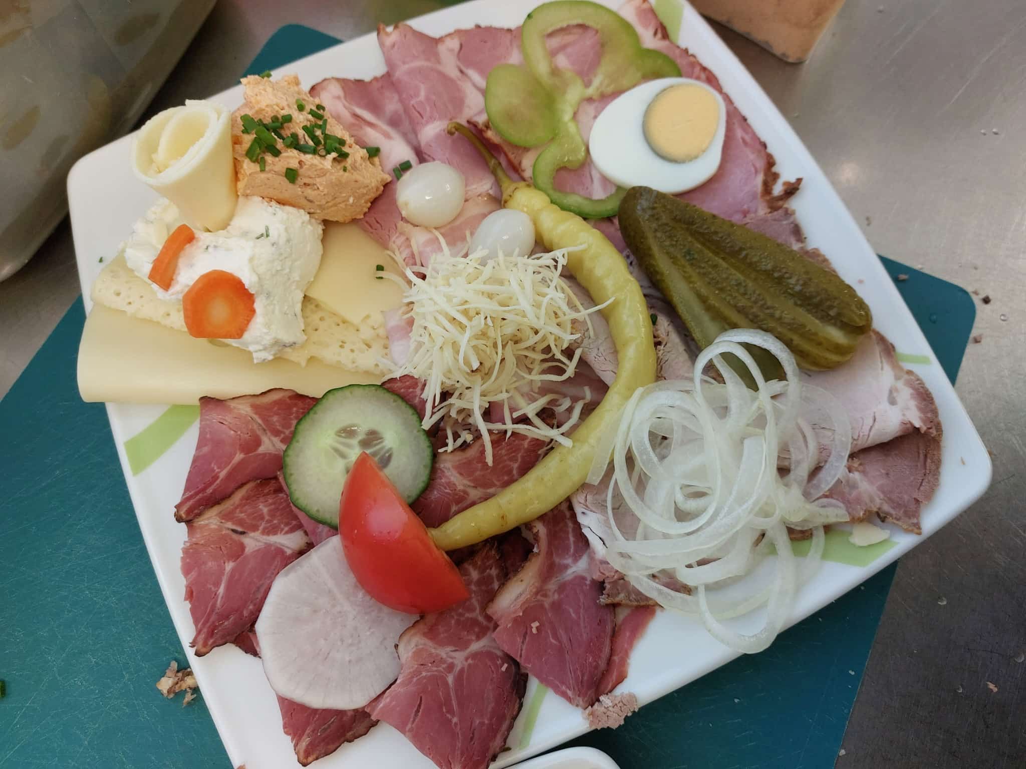 Herzhafte Heurigenjause mit regionalen Spezialitäten und klassischer Garnitur.
