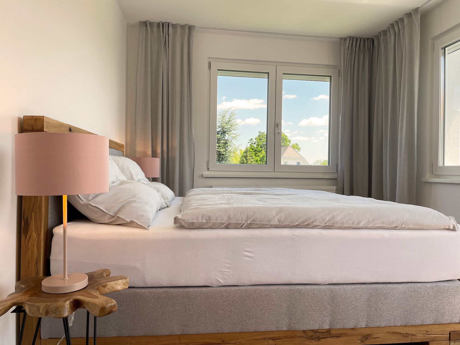 Boxspringbett im Schlafzimmer 1