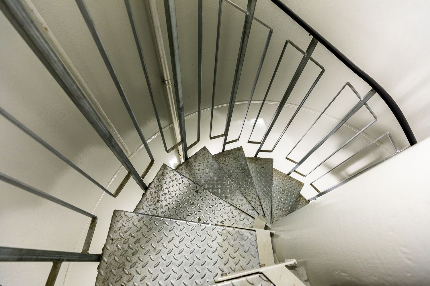 Spiralförmige Metalltreppe in einem Windrad.