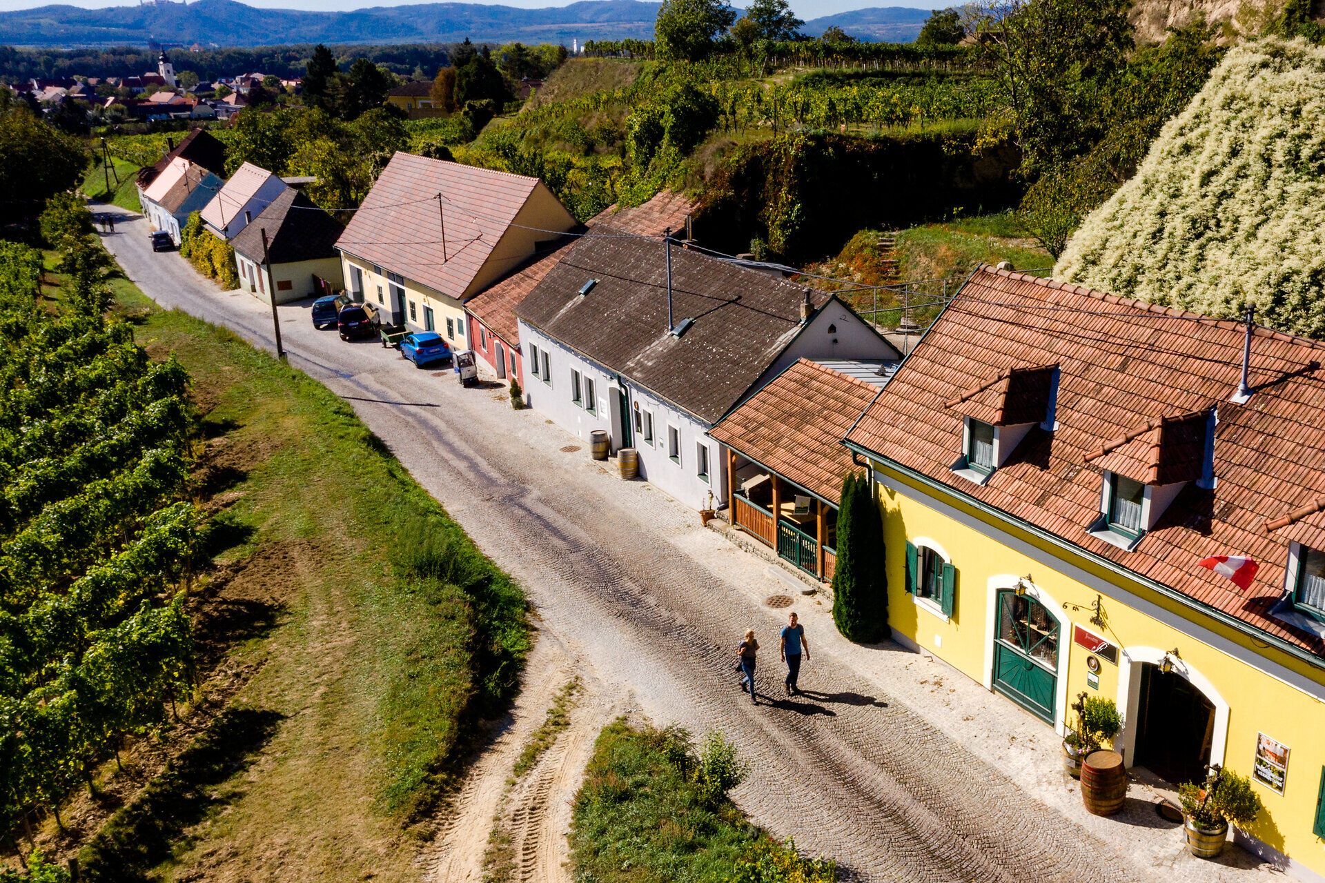 Die Rohrendorfer Kellergasse von oben fotografiert.