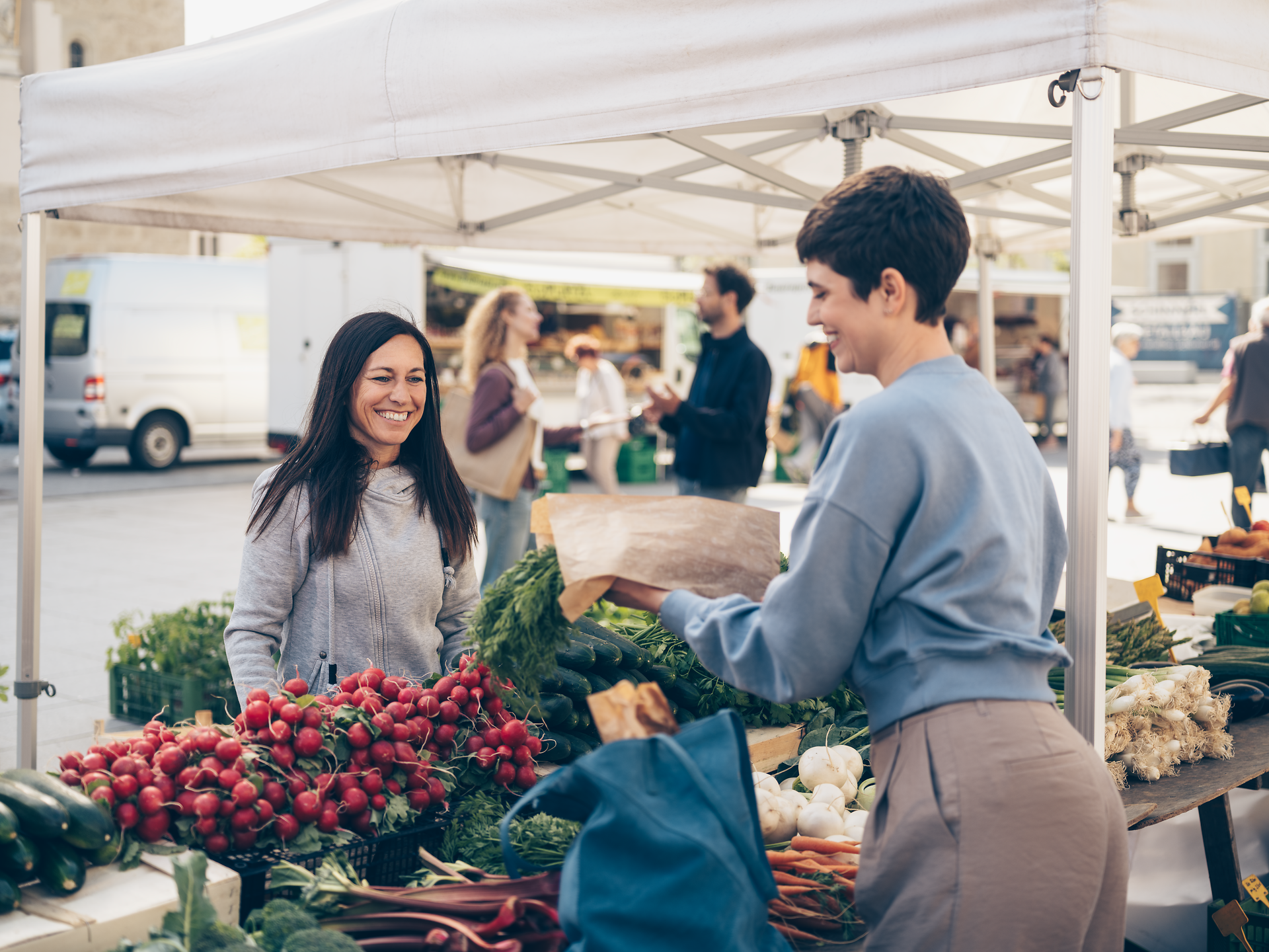 Der Wochenmarkt am Domplatz pulsiert vor Leben, während frisches Obst und Gemüse aus der Region die Stände schmücken. Die freundlichen Gesichter der Verkäufer und Käufer strahlen die Freude an regionalen Köstlichkeiten aus und laden zum Verweilen ein.