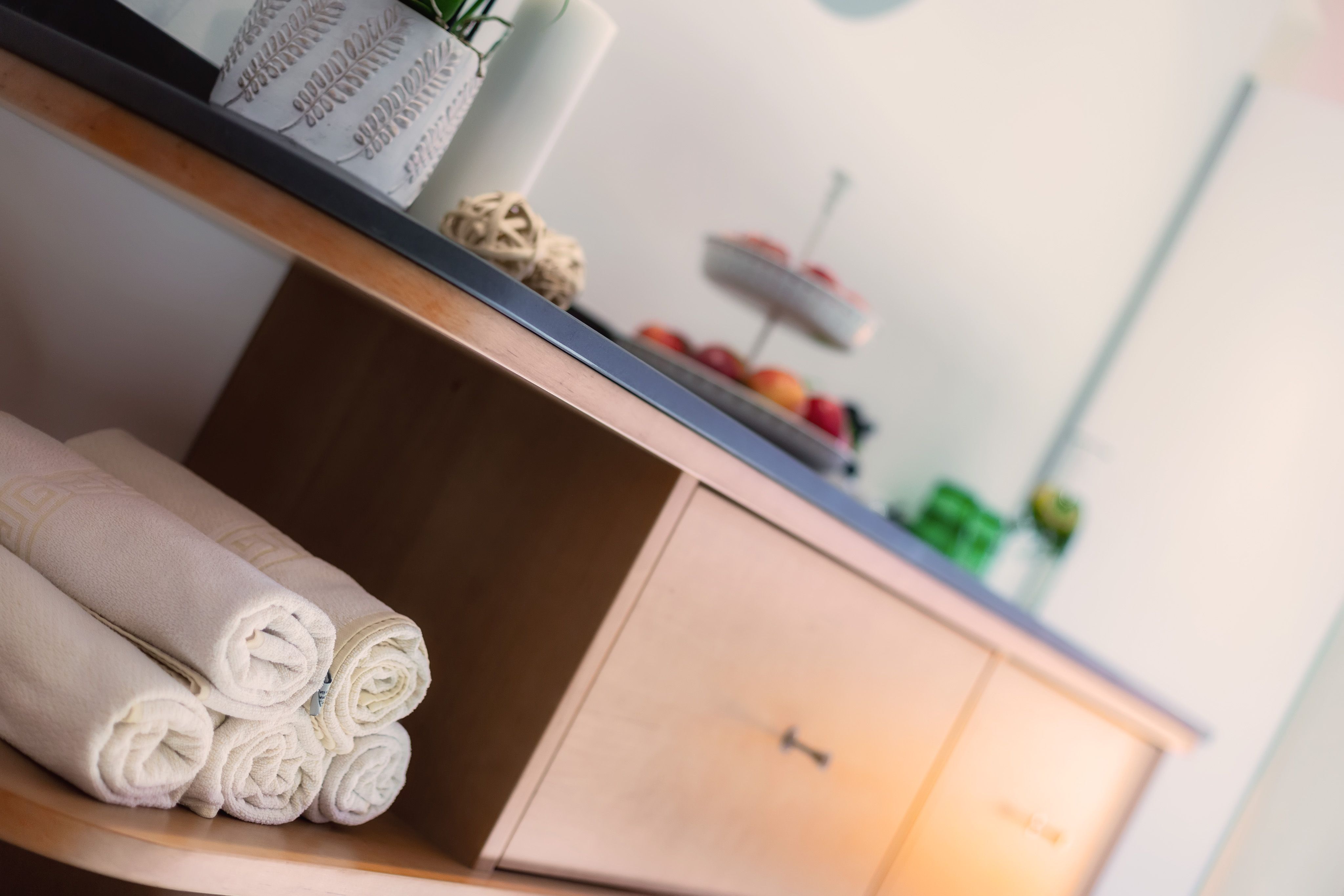 Ein Wellnessbereich mit Handtüchern und einem Buffet mit Obst.