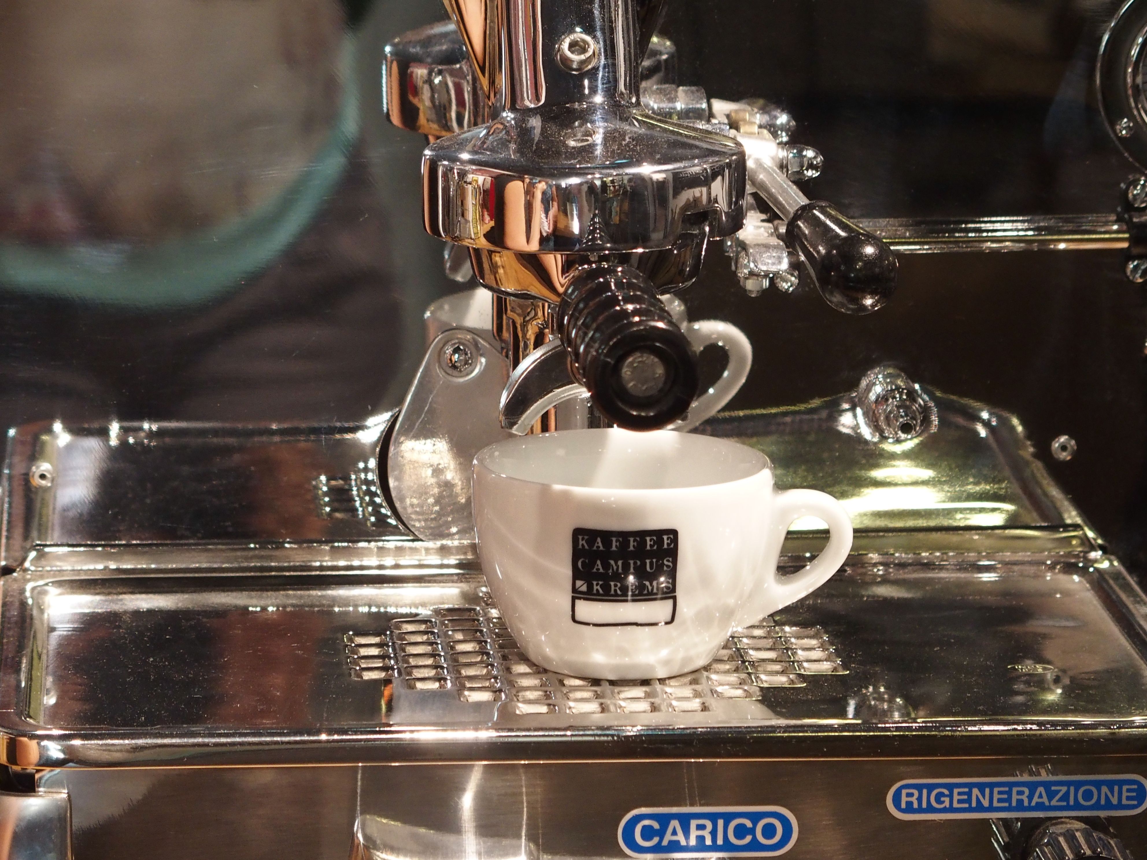 Espressomaschine mit Tasse, die Kaffee aufbrüht.