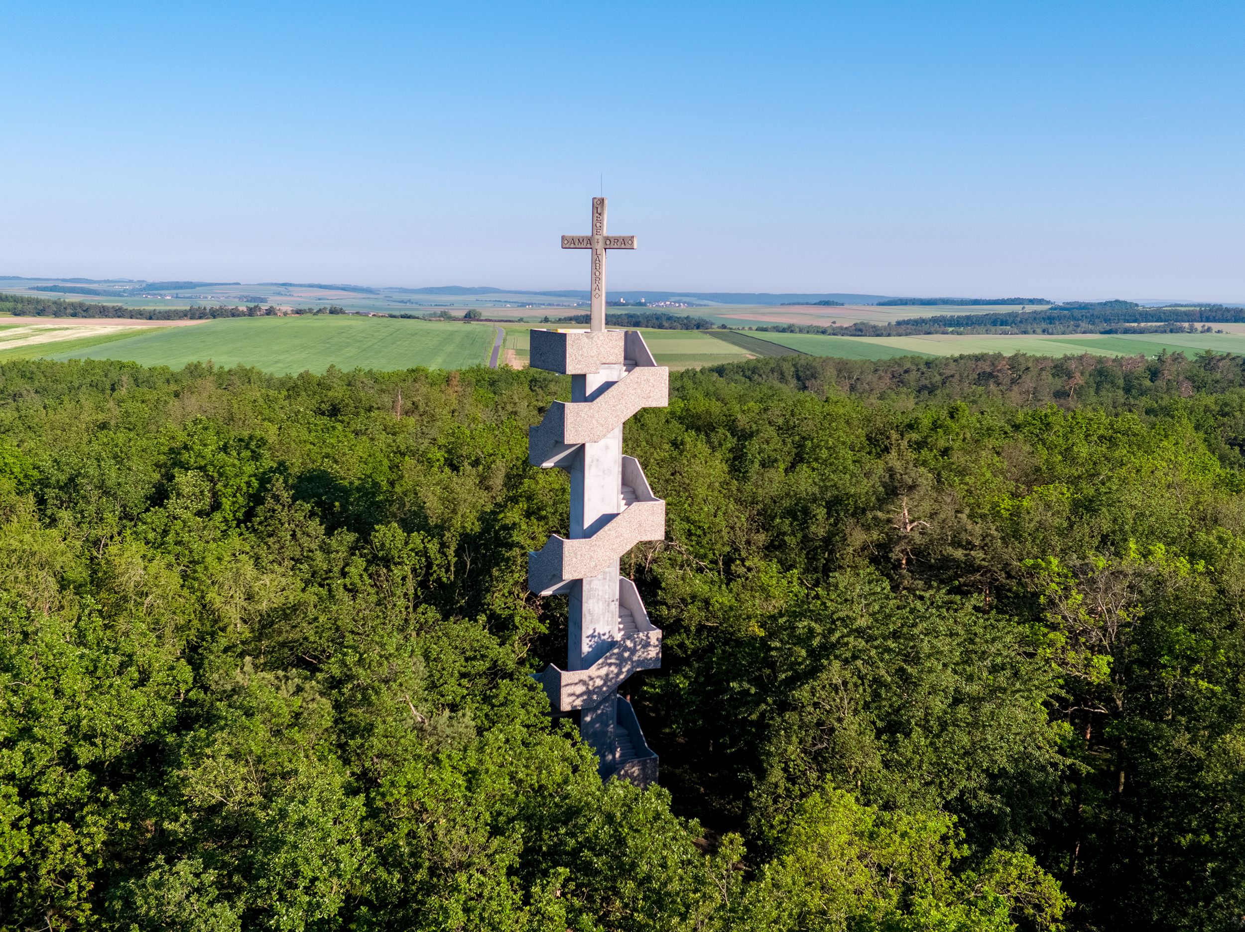 Aussichtsturm Europawarte in einem Waldgebiet mit weitem Blick über die Landschaft.
