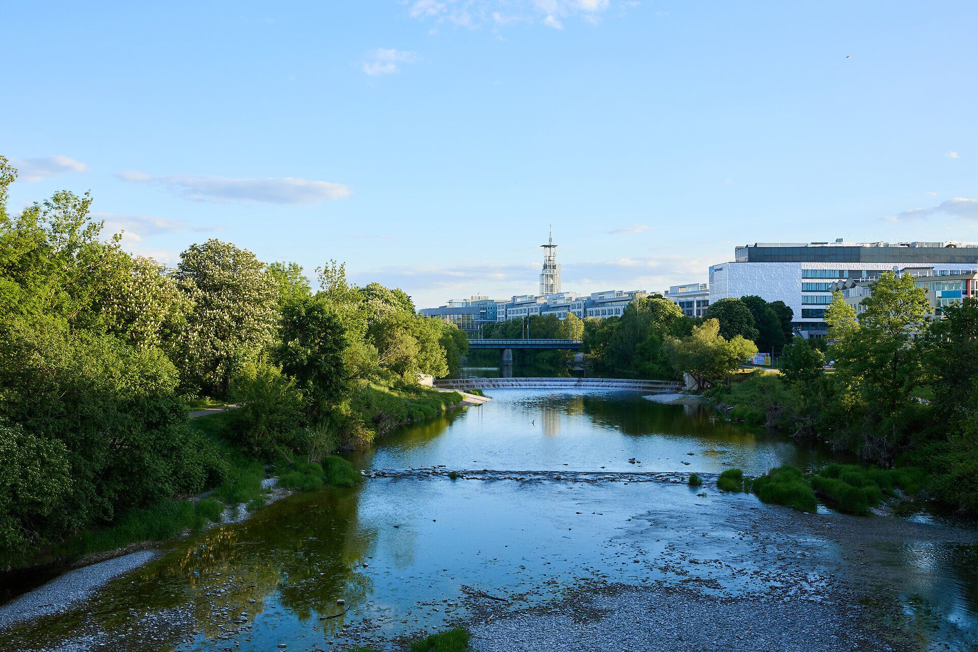 Ruhiger Fluss mit grünen Uferbereichen in St. Pölten