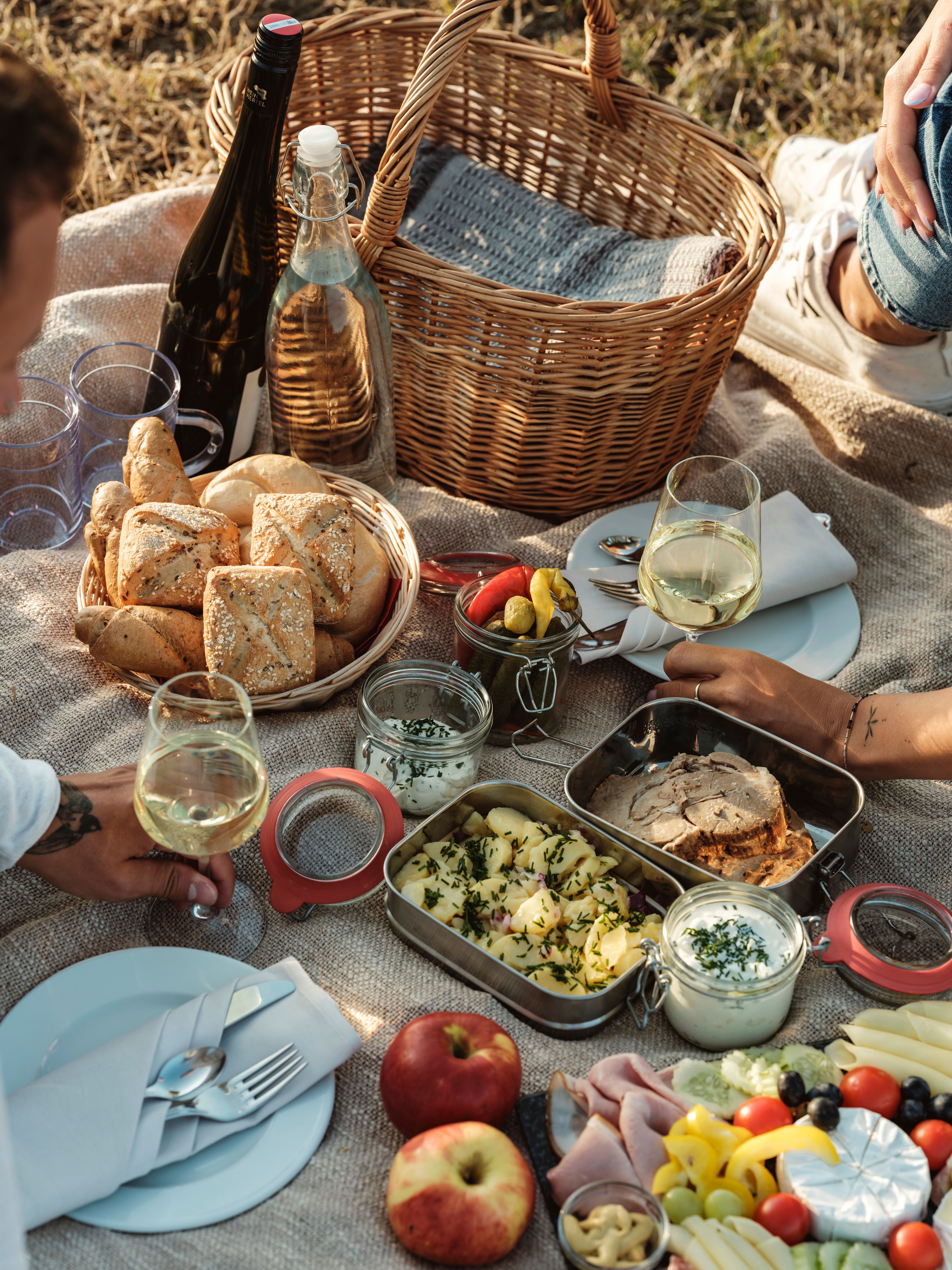 Luftaufnahme von Schloss Mailberg mit umliegender Landschaft.
