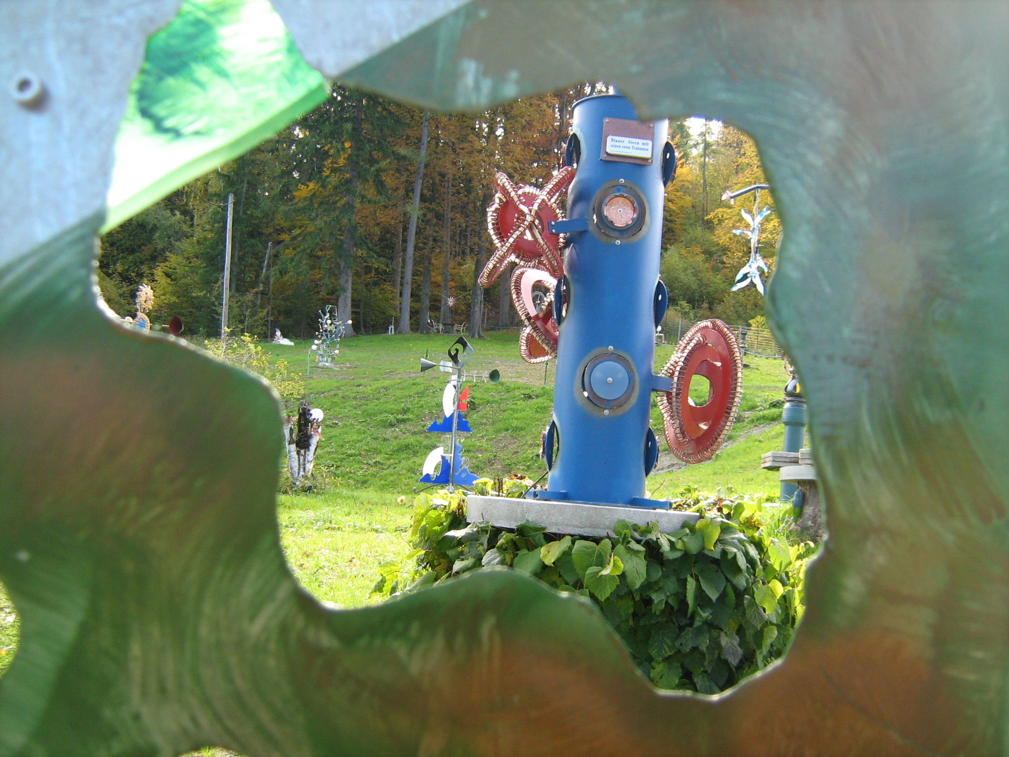 Bunte Skulpturen im Skulpturenpark Semmering, umgeben von grüner Landschaft.