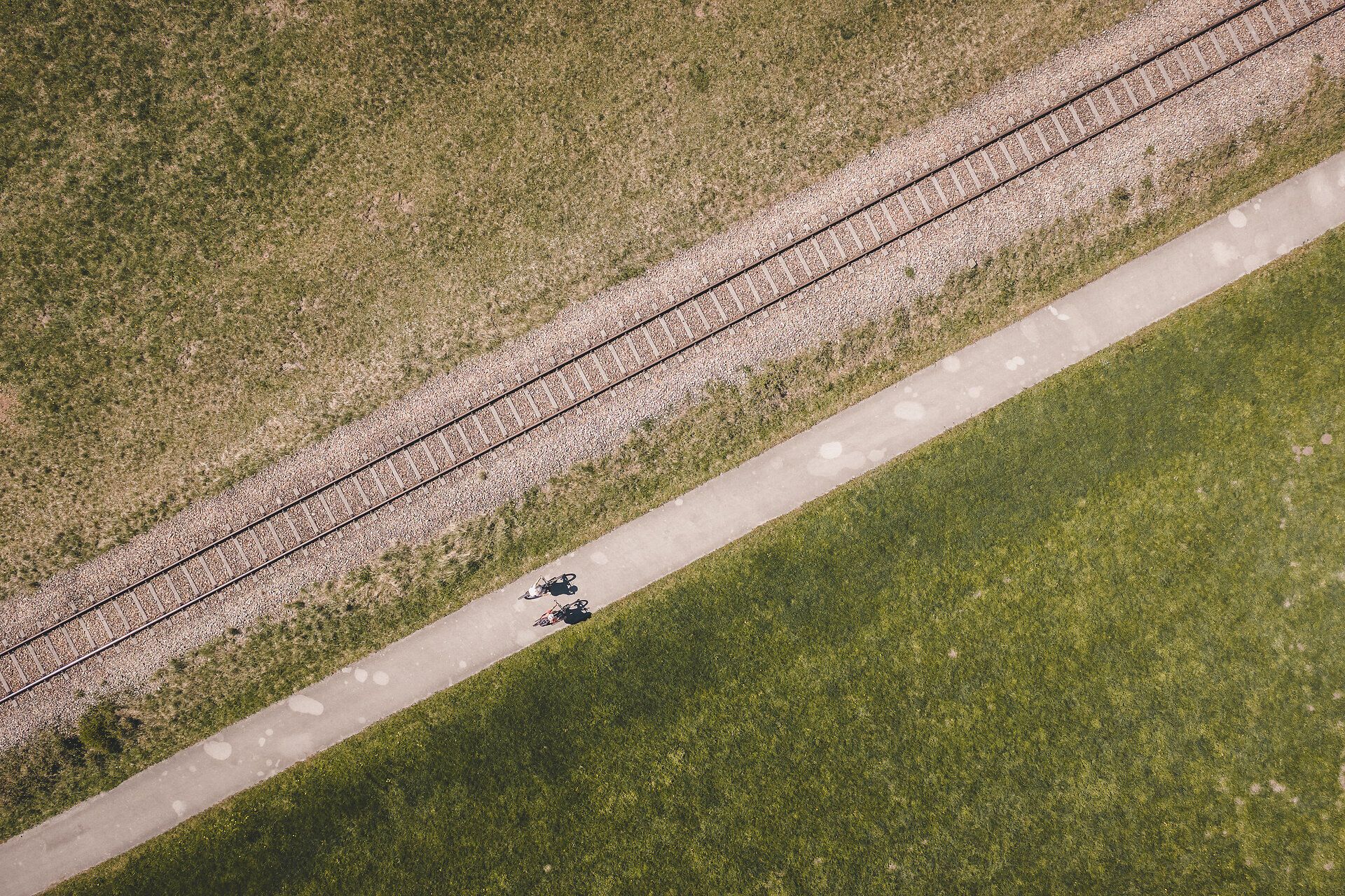 Luftaufnahme von zwei Radfahrerinnen am Traisental-Radweg.