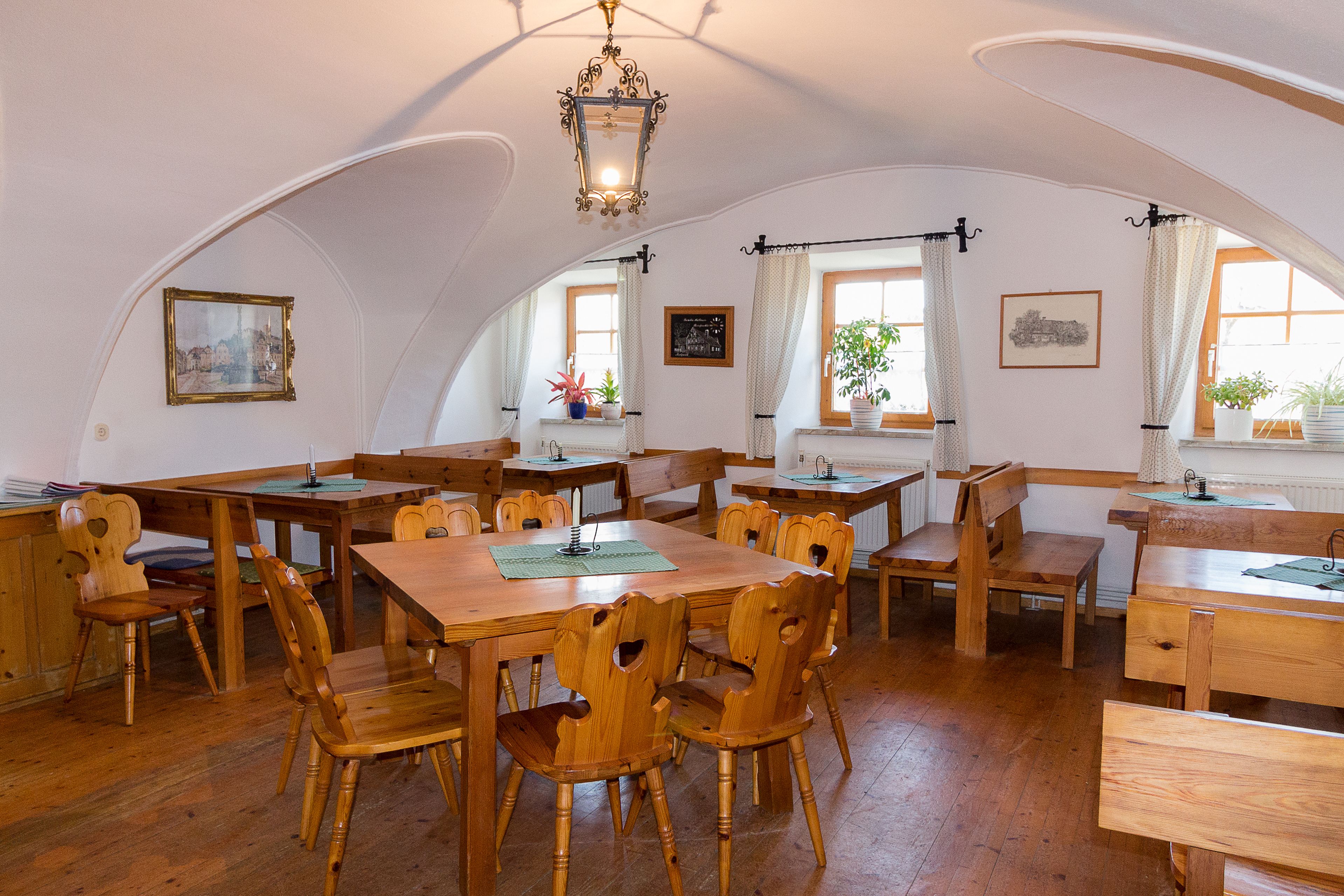 Frühstücksraum mit historischer Gewölbedecke