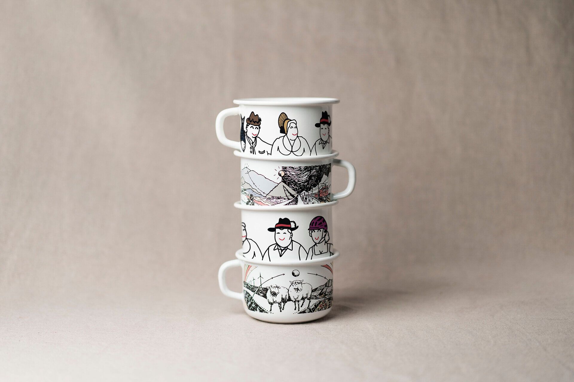 Die stilvollen Tassen aus Emaille strahlen eine charmante Atmosphäre aus und erzählen Geschichten von unvergesslichen Momenten in der Natur. Mit kunstvollen Illustrationen, die die Schönheit der Umgebung widerspiegeln, laden sie dazu ein, eine Tasse heißen Tee oder Kaffee zu genießen und die Ruhe der Berge zu erleben.