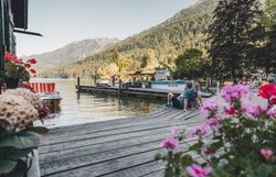 Paar entspannt am Steg des Lunzer Sees