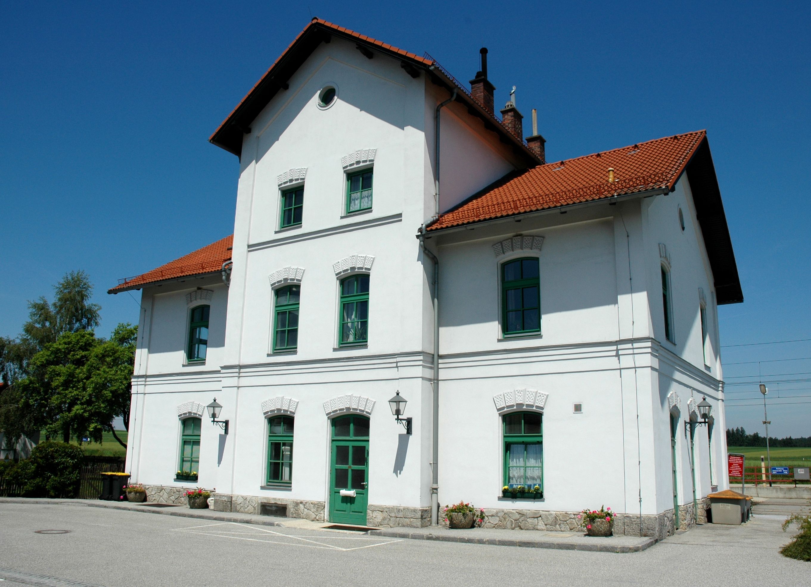 Weißes Bahnhofs Wartehaus 