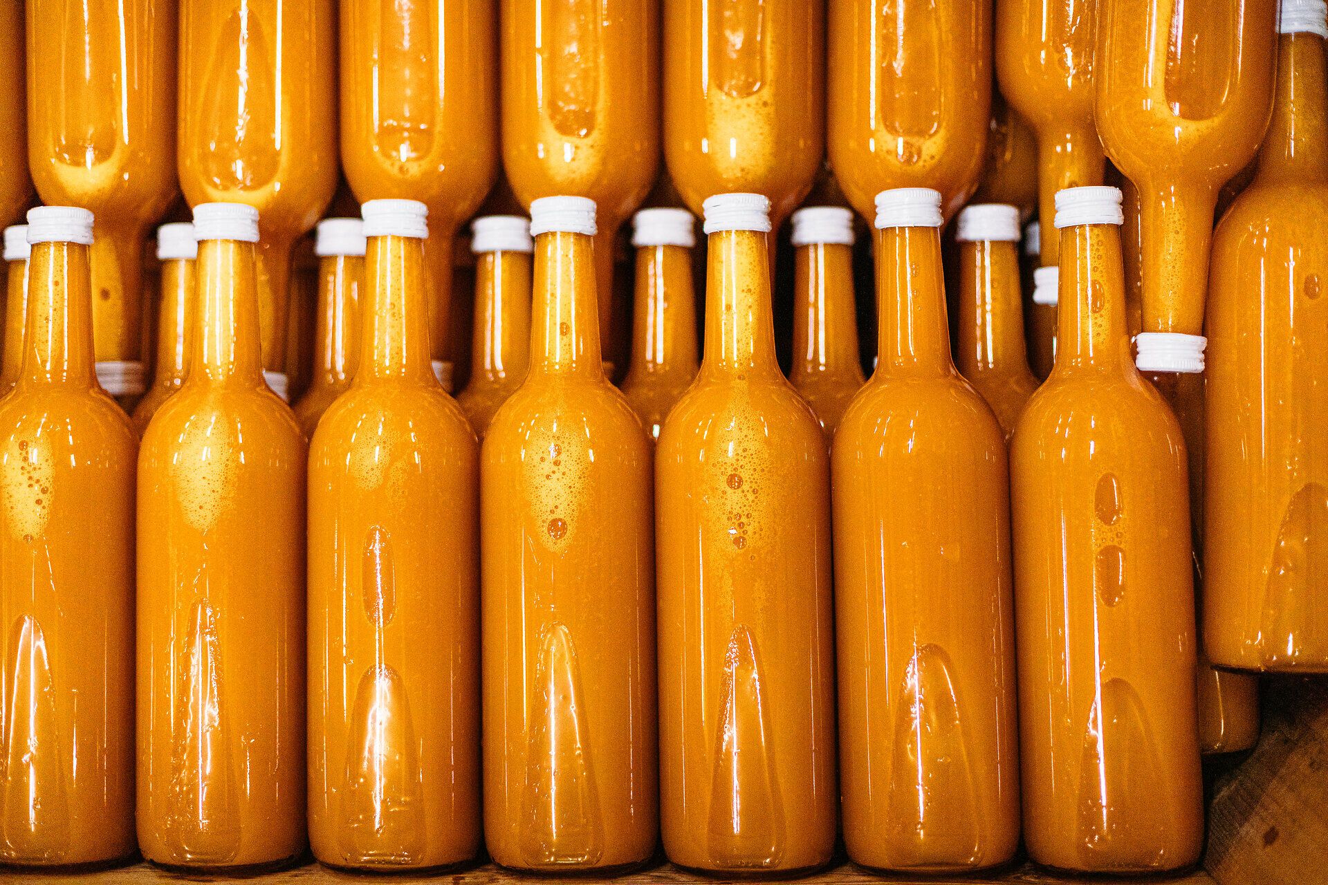 Die leuchtenden Flaschen mit goldenem Most strahlen die Wärme des Mostviertels aus. Hier, wo die Obstbäume in voller Blüte stehen, wird die Tradition der Mostproduktion lebendig. Ein Besuch verspricht nicht nur köstliche Erfrischungen, sondern auch unvergessliche Erlebnisse inmitten der malerischen Landschaft.