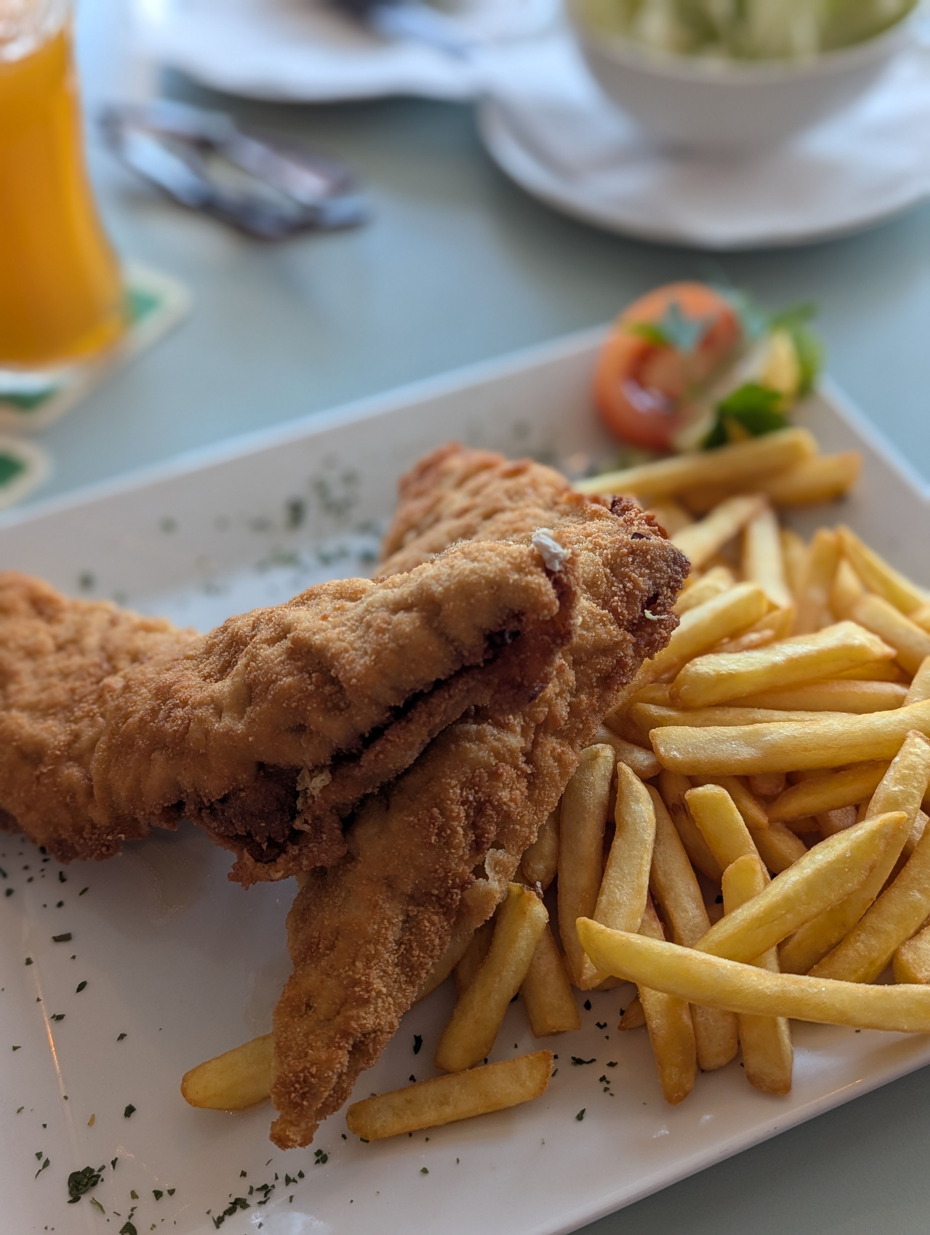 Schnitzel und Pommes auf einem weißen Teller
