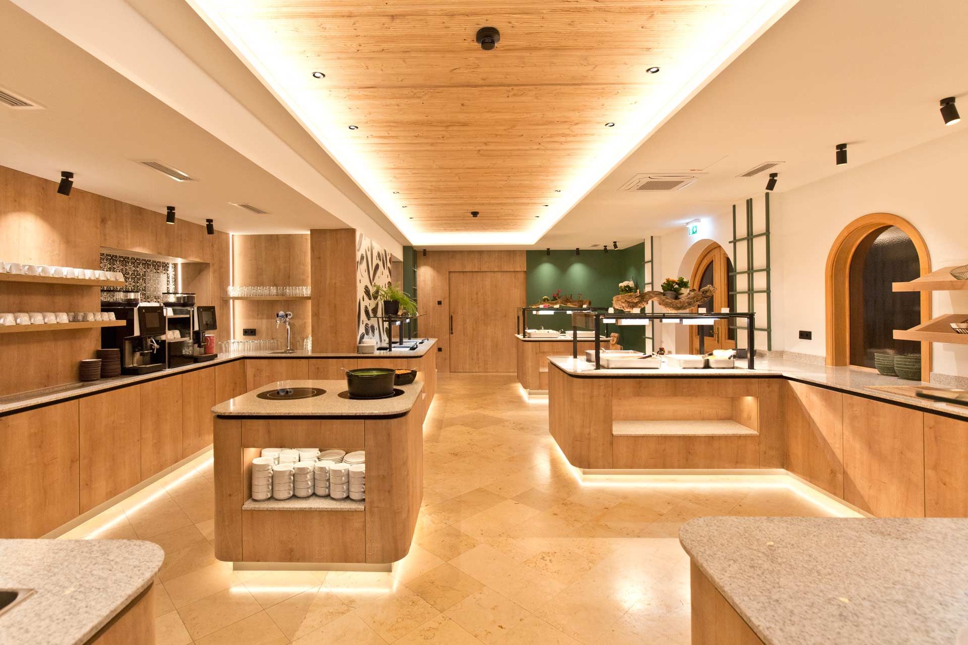 Buffetbereich mit heller, brauner Holzvertäfelung 