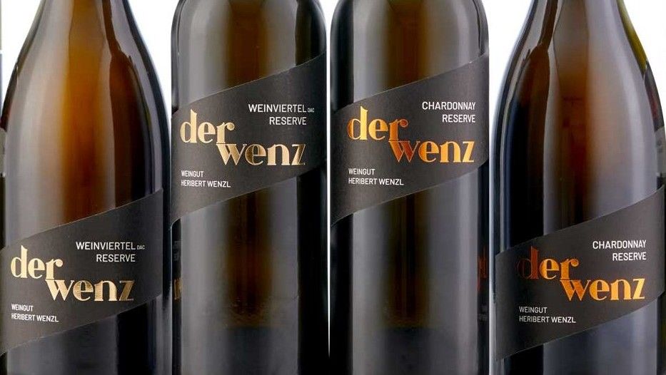 Vier Weinflaschen mit Etikett 'der wenz' vom Weingut Herbert Wenzl.