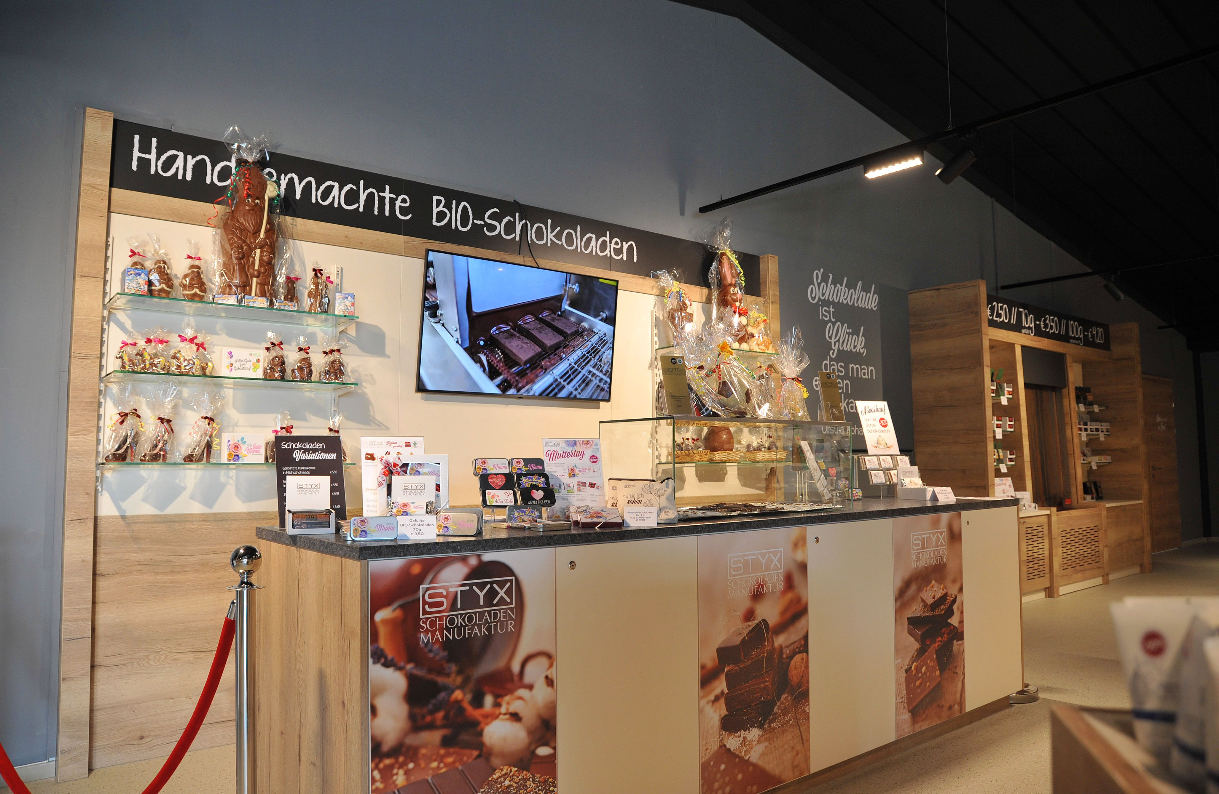 Innenansicht eines Schokoladengeschäfts mit handgemachten Bio-Schokoladen und Dekorationen.